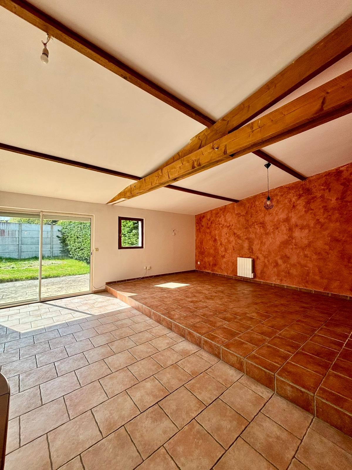 MAISON TRADITIONNELLE IDÉALE POUR LES FAMILLES NOMBREUSESCOURDEMANCHE