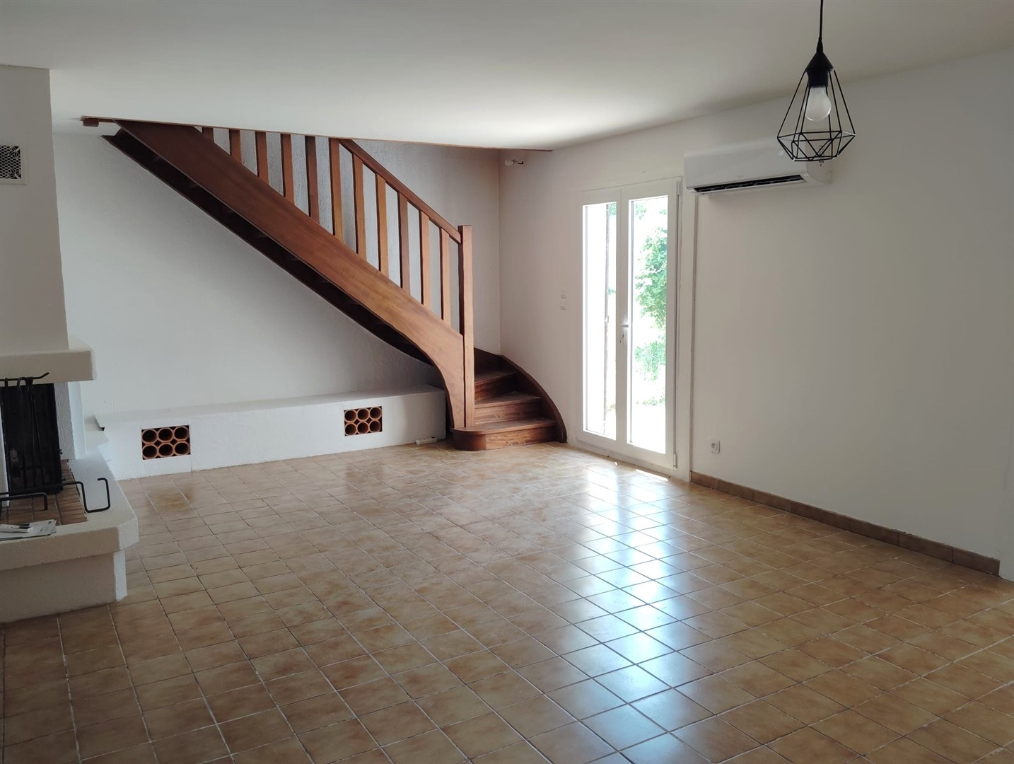 MAISON TRADITIONNELLE IDÉALE POUR LES FAMILLES NOMBREUSES et décomposée de la manière suivante : Au RDCH : CuiCOURDEMANCHE