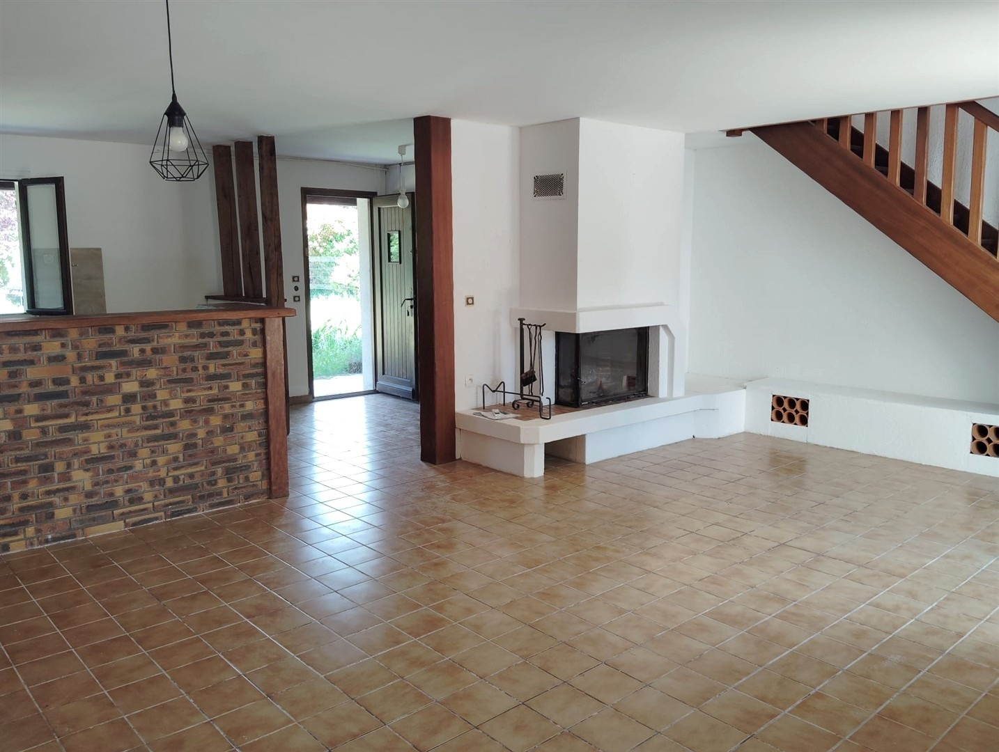 MAISON TRADITIONNELLE IDÉALE POUR LES FAMILLES NOMBREUSES et décomposée de la manière suivante : Au RDCH : CuiCOURDEMANCHE