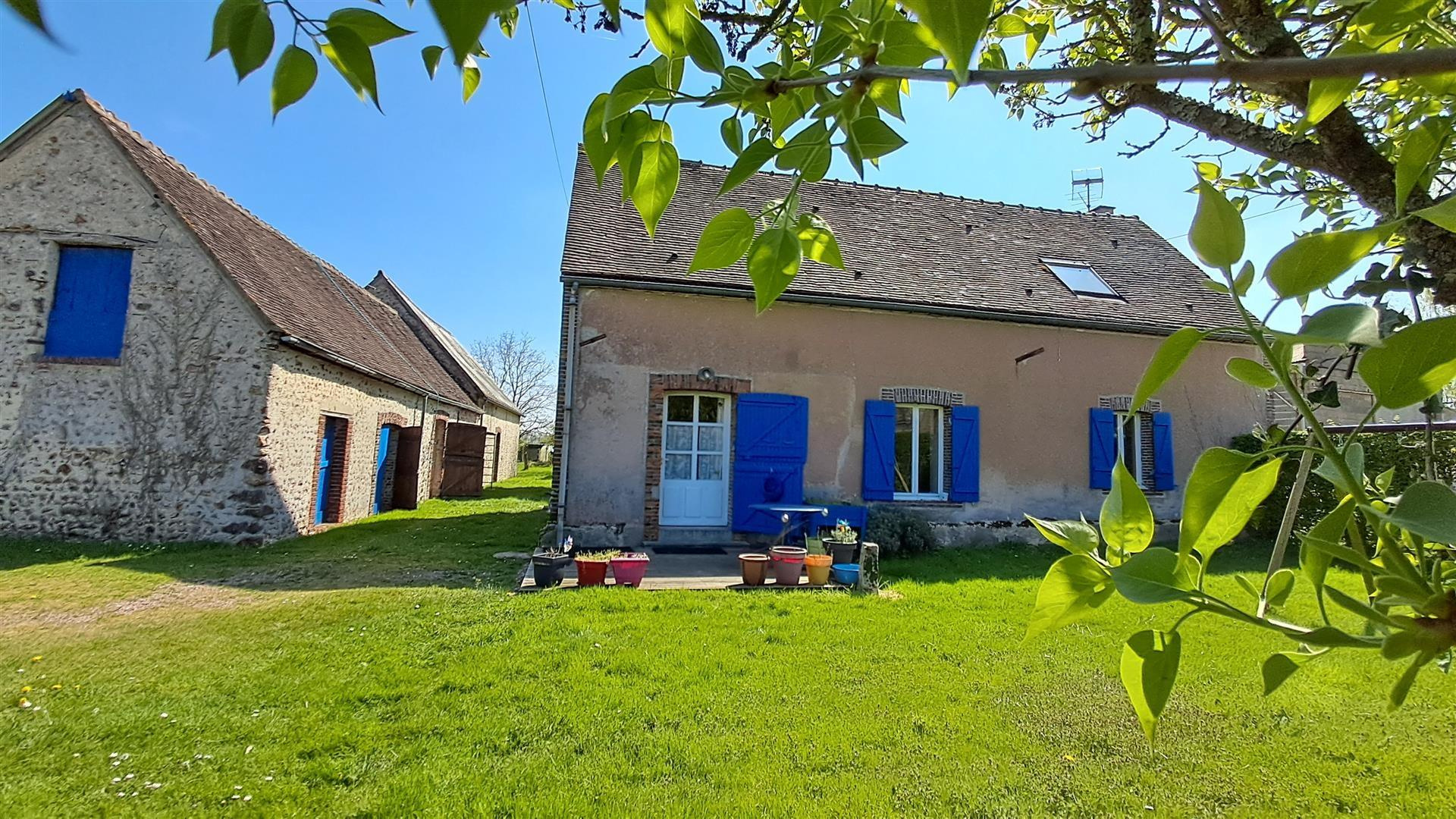 Belle maison ancienne avec ses dépendancesSENONCHES
