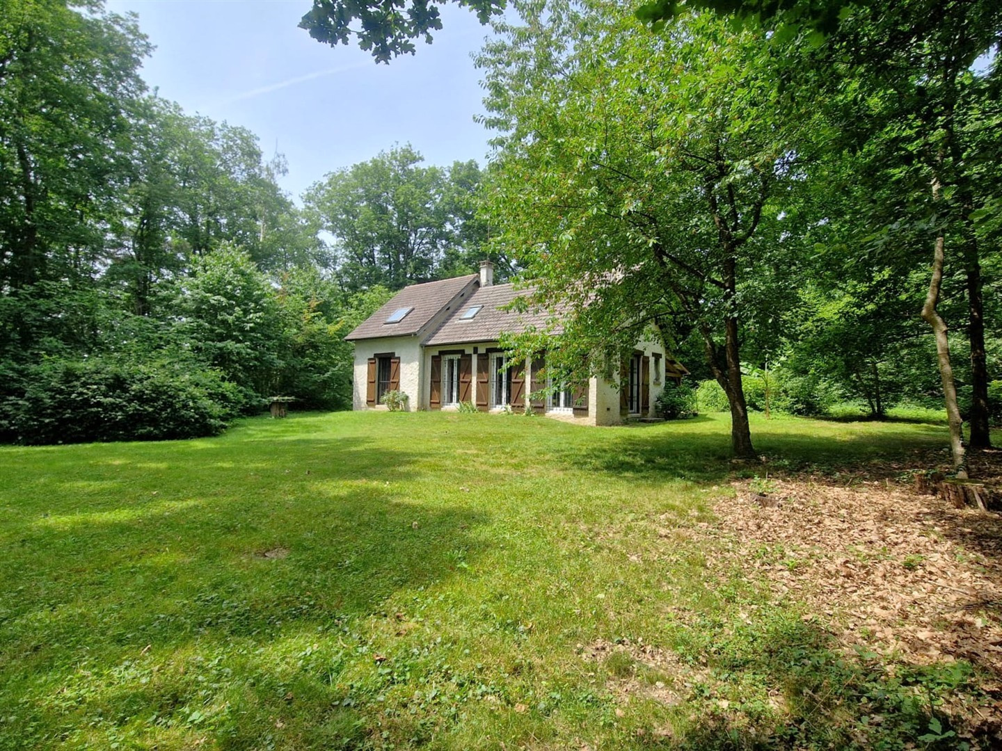 RAVISSANTE MAISON TRADITIONNELLE SITUÉE DANS UN ENVIRONNEMENT VERDOYANT et comprenant : Au RDCH : Cuisine, salLA MADELEINE DE NONANCOURT