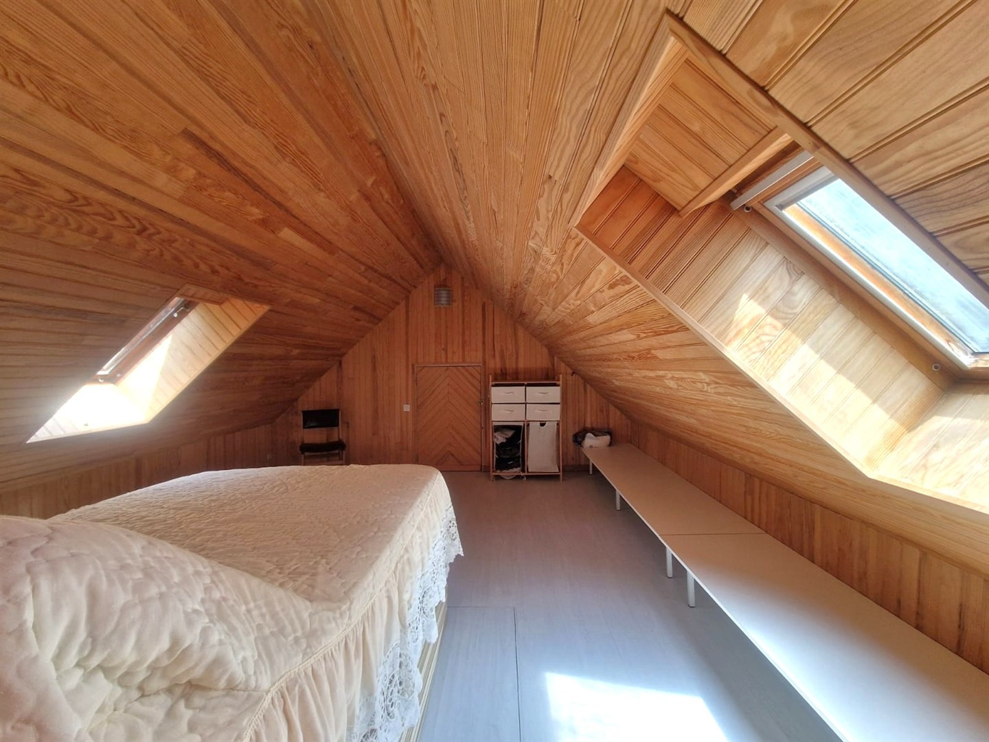 RAVISSANTE MAISON TRADITIONNELLE SITUÉE DANS UN ENVIRONNEMENT VERDOYANT et comprenant : Au RDCH : Cuisine, salLA MADELEINE DE NONANCOURT