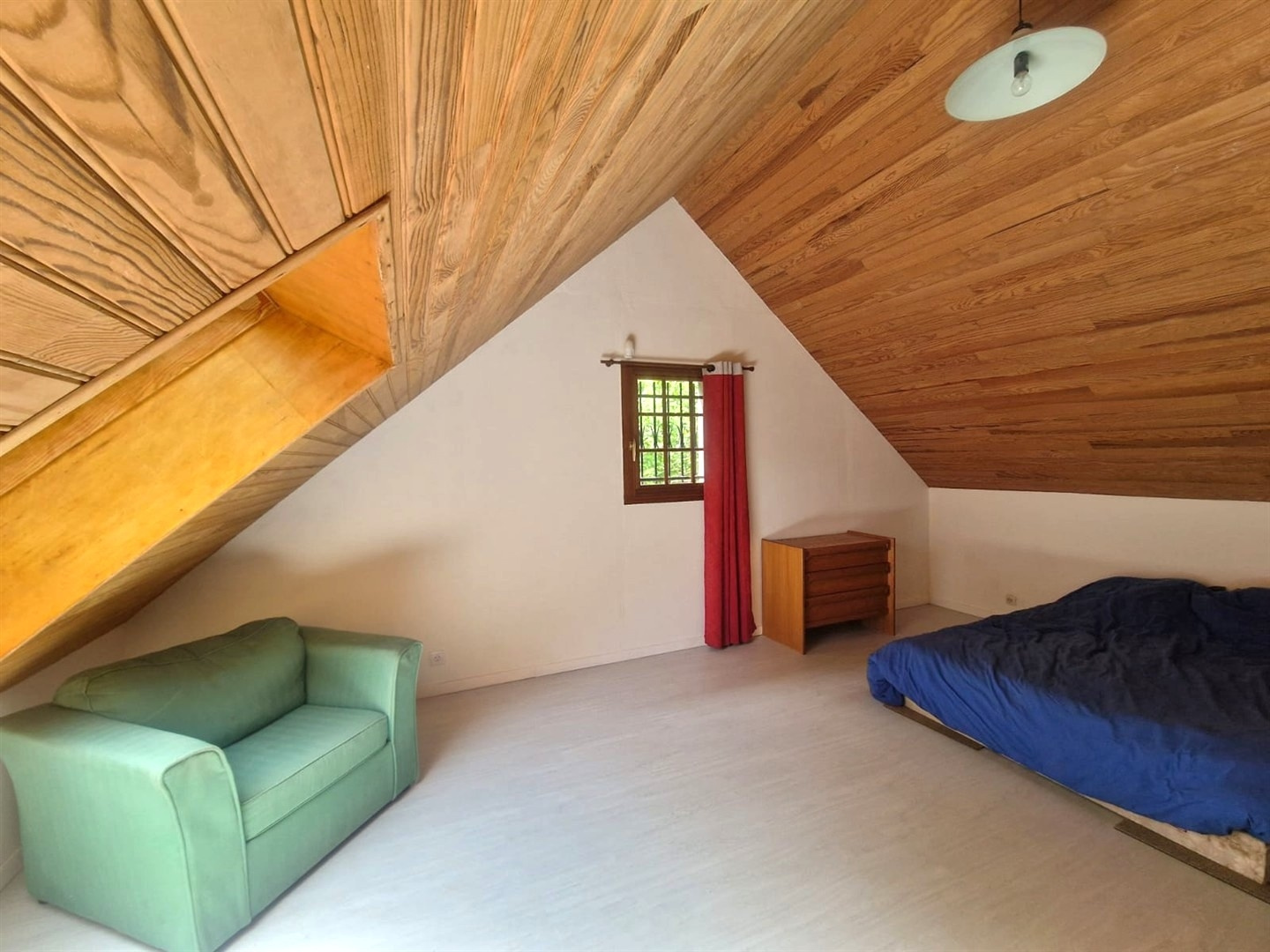 RAVISSANTE MAISON TRADITIONNELLE SITUÉE DANS UN ENVIRONNEMENT VERDOYANT et comprenant : Au RDCH : Cuisine, salLA MADELEINE DE NONANCOURT