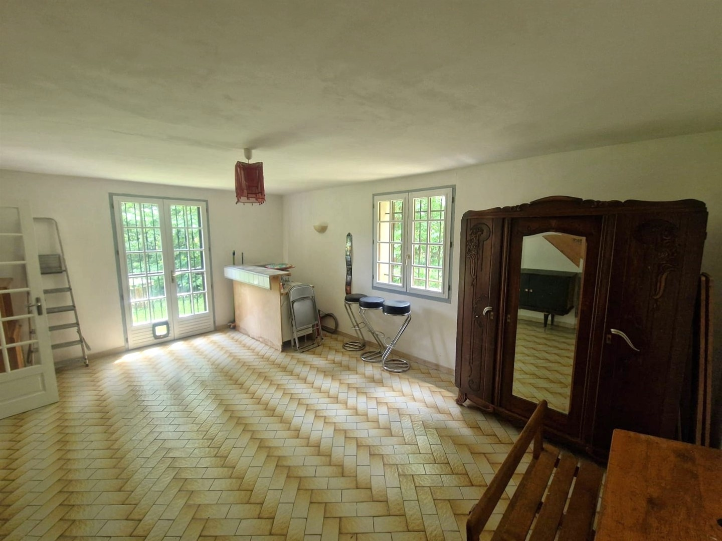 RAVISSANTE MAISON TRADITIONNELLE SITUÉE DANS UN ENVIRONNEMENT VERDOYANT et comprenant : Au RDCH : Cuisine, salLA MADELEINE DE NONANCOURT