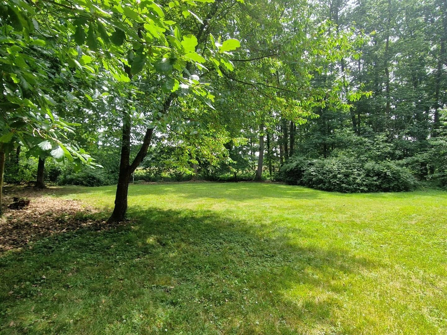 RAVISSANTE MAISON TRADITIONNELLE SITUÉE DANS UN ENVIRONNEMENT VERDOYANT et comprenant : Au RDCH : Cuisine, salLA MADELEINE DE NONANCOURT