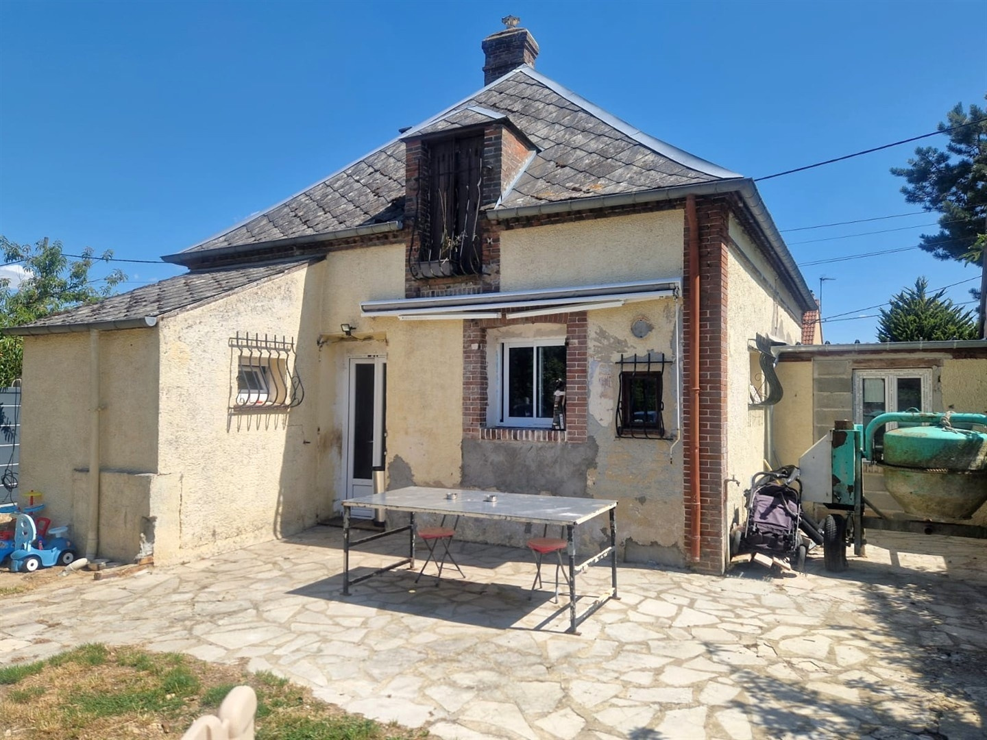 Venez découvrir CETTE MAISON ANCIENNE SITUÉE DANS UN ENVIRONNEMENT CALME, décomposée de la manière suivante :ILLIERS-L\'EVEQUE, ILLIERS-L\'EVEQUE, ILLIERS-L\'EVEQUE, ILLIERS-L\'EVEQUE