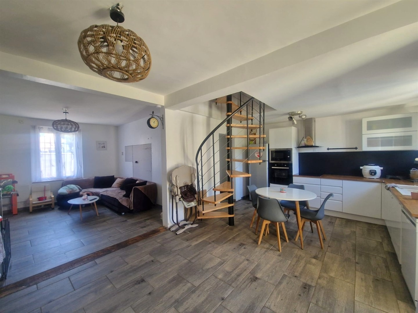 Venez découvrir CETTE MAISON ANCIENNE SITUÉE DANS UN ENVIRONNEMENT CALME, décomposée de la manière suivante :ILLIERS-L\'EVEQUE, ILLIERS-L\'EVEQUE, ILLIERS-L\'EVEQUE, ILLIERS-L\'EVEQUE