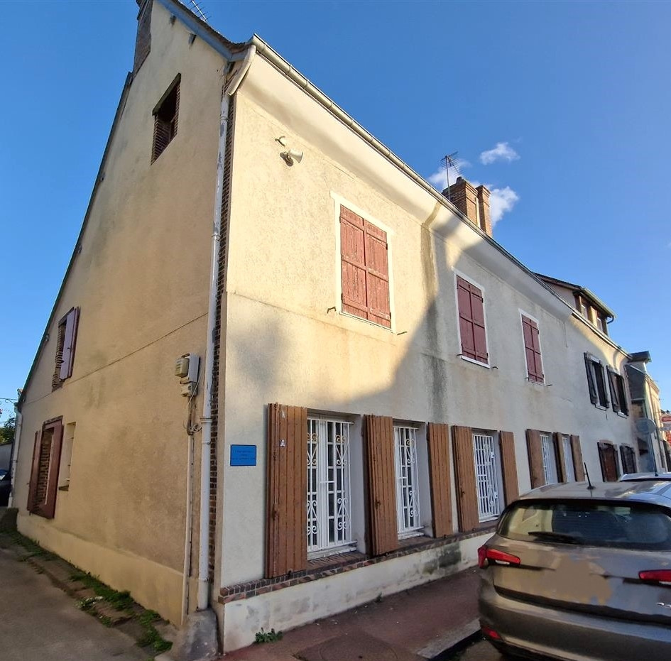 Charme & Confort au Cœur du Bourg   Maison familiale avec jardinBREZOLLES