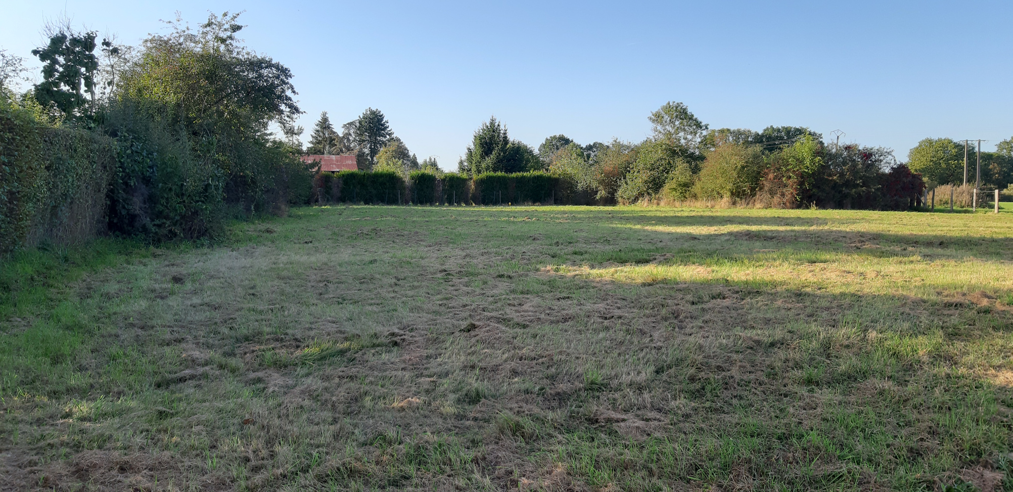 TERRAIN A BATIR d'une superficie de 1 039 m2 environ. Viabilisé en eau, électricité et tout à l'égout.LONGNY AU PERCHE