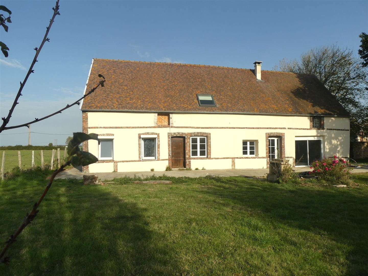 MAISON ANCIENNE OFFRANT DE BEAUX VOLUMES décomposée de la manière suivante : Au RDCH : Cuisine équipée ouverteMAILLEBOIS