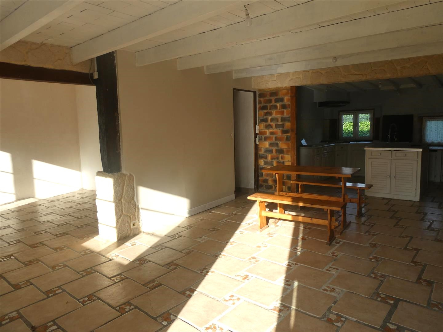 MAISON ANCIENNE OFFRANT DE BEAUX VOLUMES décomposée de la manière suivante : Au RDCH : Cuisine équipée ouverteMAILLEBOIS