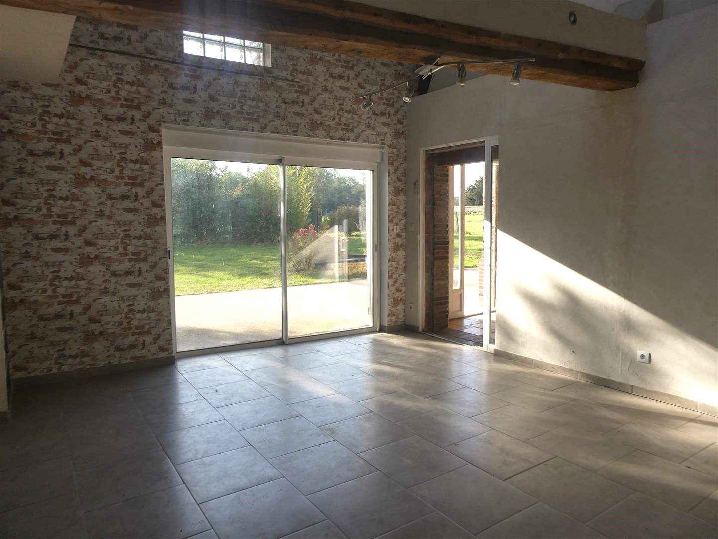 MAISON ANCIENNE OFFRANT DE BEAUX VOLUMES décomposée de la manière suivante : Au RDCH : Cuisine équipée ouverteMAILLEBOIS