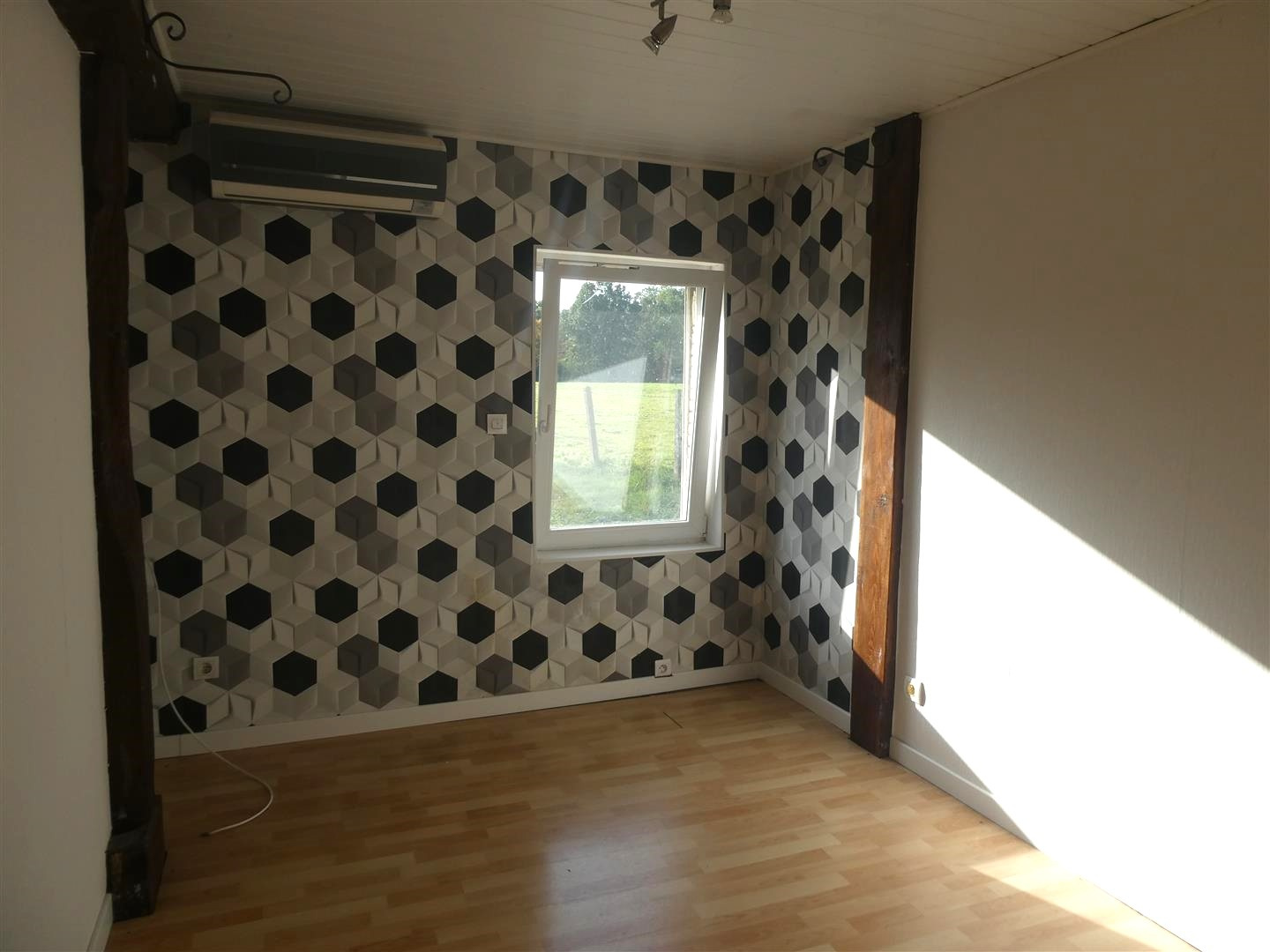 MAISON ANCIENNE OFFRANT DE BEAUX VOLUMES décomposée de la manière suivante : Au RDCH : Cuisine équipée ouverteMAILLEBOIS