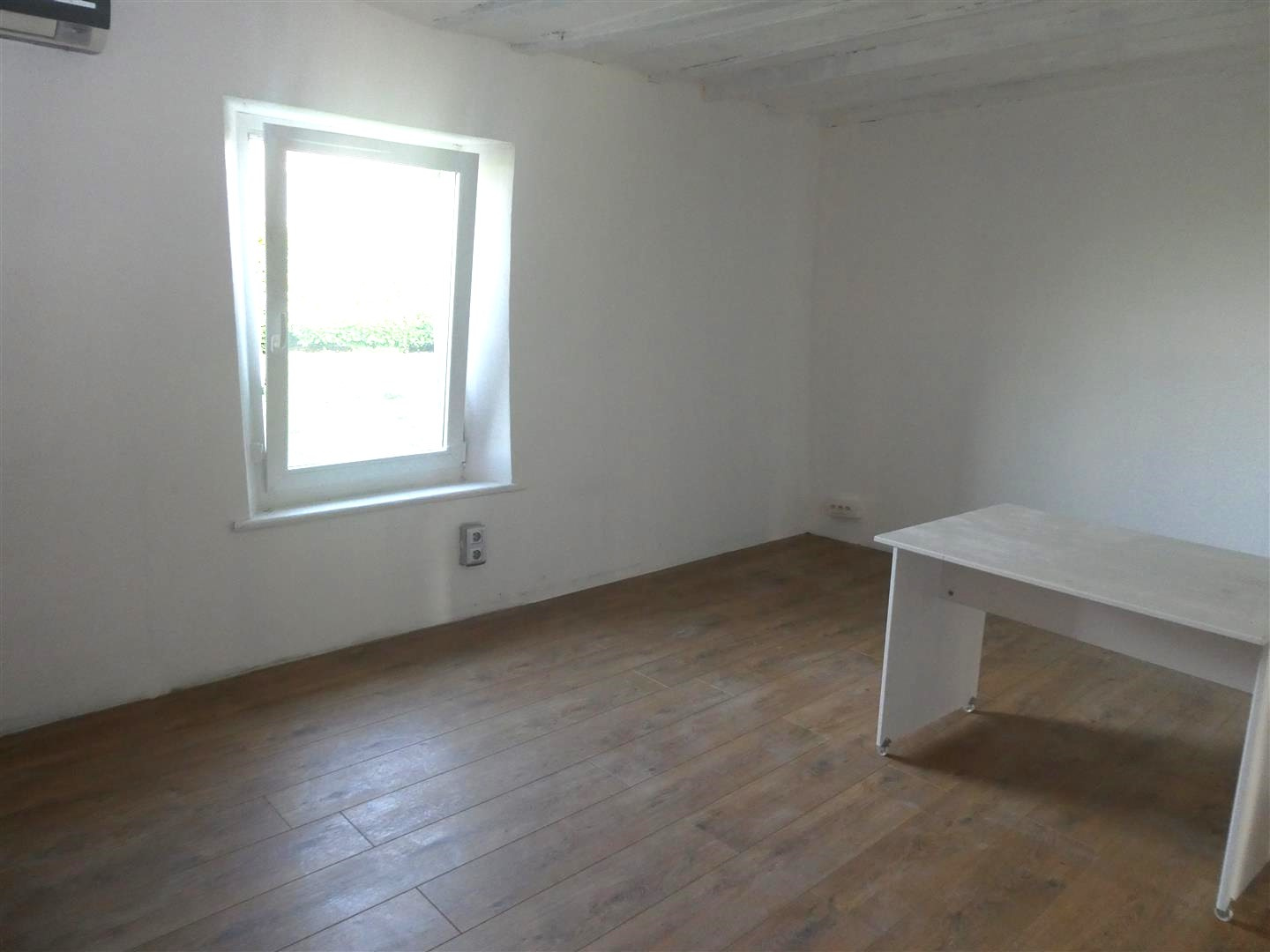 MAISON ANCIENNE OFFRANT DE BEAUX VOLUMES décomposée de la manière suivante : Au RDCH : Cuisine équipée ouverteMAILLEBOIS