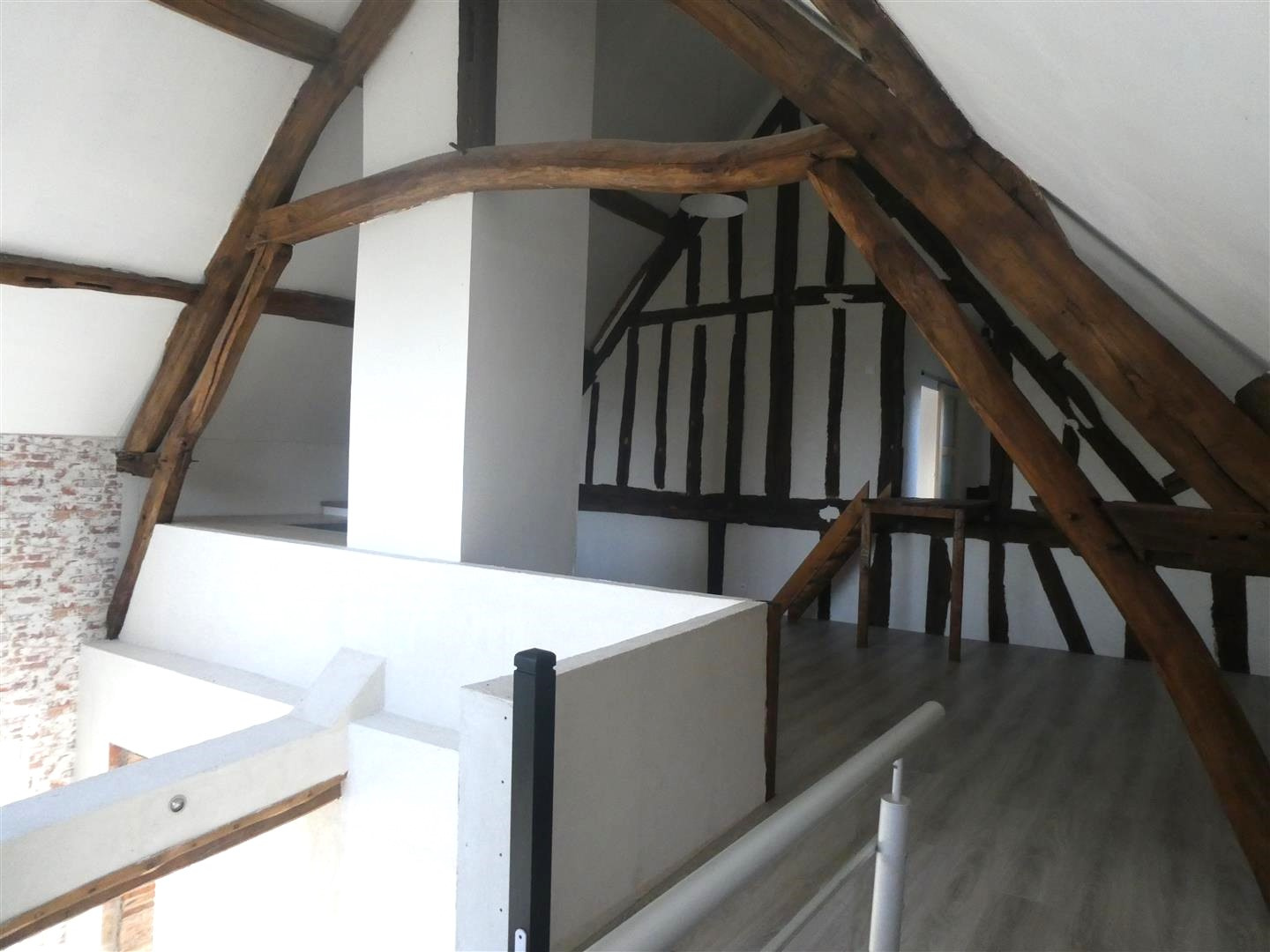 MAISON ANCIENNE OFFRANT DE BEAUX VOLUMES décomposée de la manière suivante : Au RDCH : Cuisine équipée ouverteMAILLEBOIS