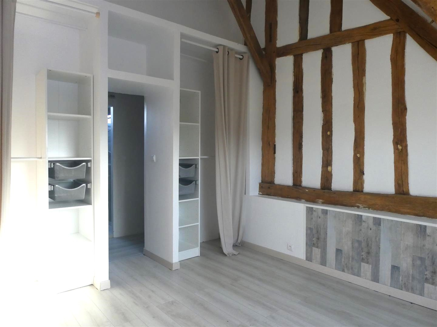 MAISON ANCIENNE OFFRANT DE BEAUX VOLUMES décomposée de la manière suivante : Au RDCH : Cuisine équipée ouverteMAILLEBOIS