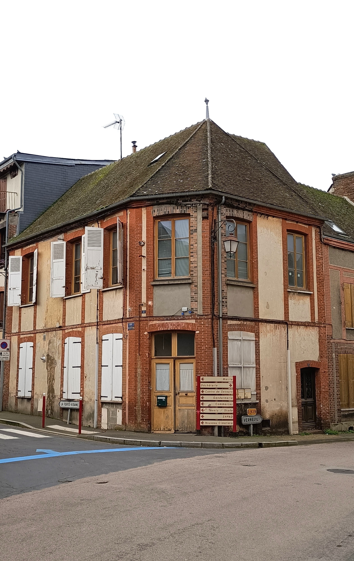 ENSEMBLE IMMOBILIER IDÉALEMENT SITUÉ & PROCHE DES COMMODITÉS renfermant : - APPARTEMENT de type T2 situé au RDBREZOLLES