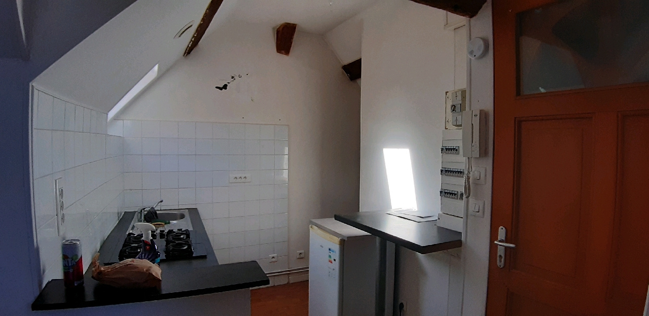 ENSEMBLE IMMOBILIER IDÉALEMENT SITUÉ & PROCHE DES COMMODITÉS renfermant : - APPARTEMENT de type T2 situé au RDBREZOLLES