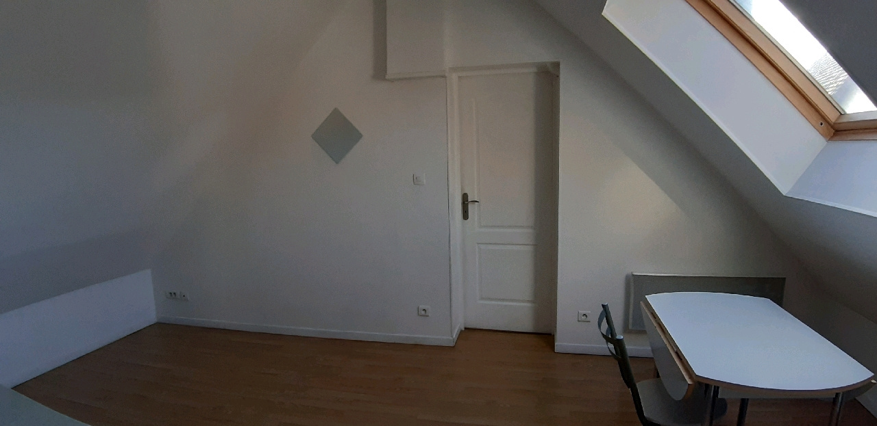 ENSEMBLE IMMOBILIER IDÉALEMENT SITUÉ & PROCHE DES COMMODITÉS renfermant : - APPARTEMENT de type T2 situé au RDBREZOLLES