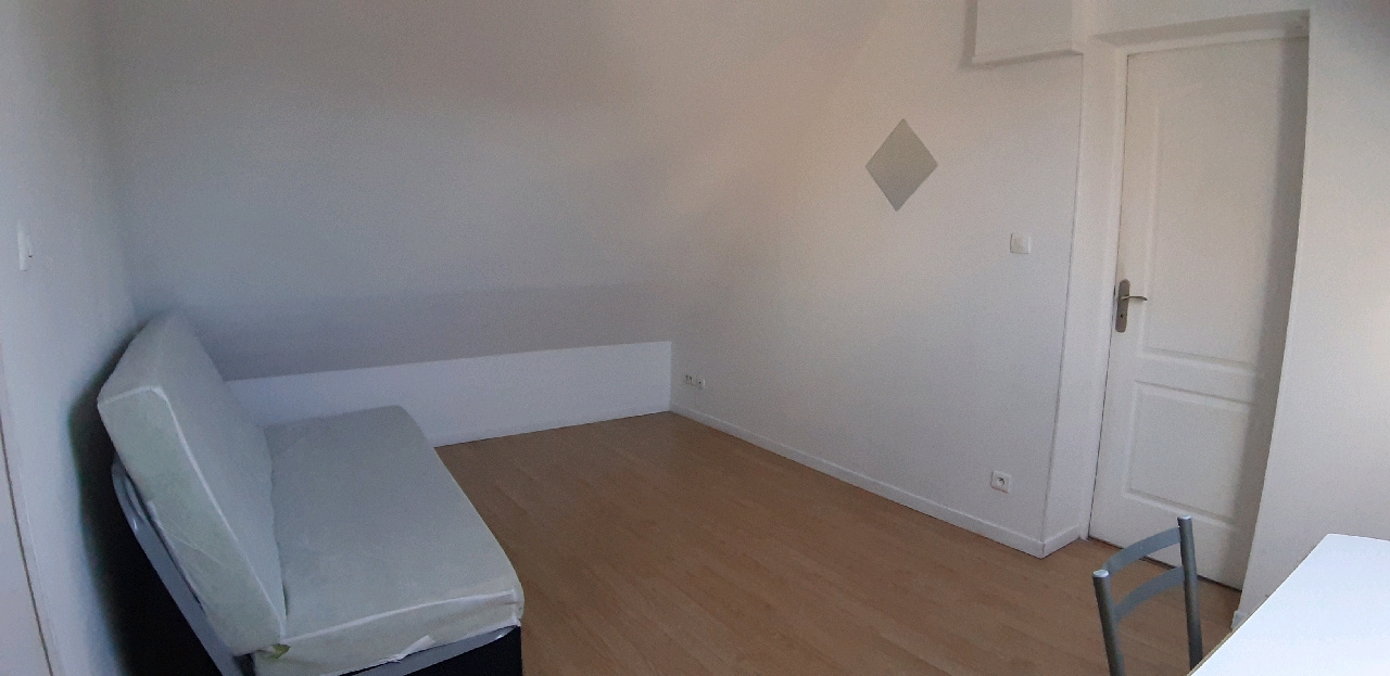 ENSEMBLE IMMOBILIER IDÉALEMENT SITUÉ & PROCHE DES COMMODITÉS renfermant : - APPARTEMENT de type T2 situé au RDBREZOLLES