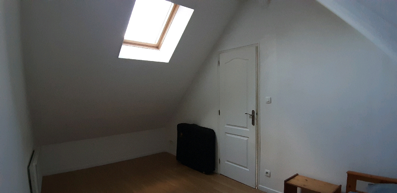 ENSEMBLE IMMOBILIER IDÉALEMENT SITUÉ & PROCHE DES COMMODITÉS renfermant : - APPARTEMENT de type T2 situé au RDBREZOLLES