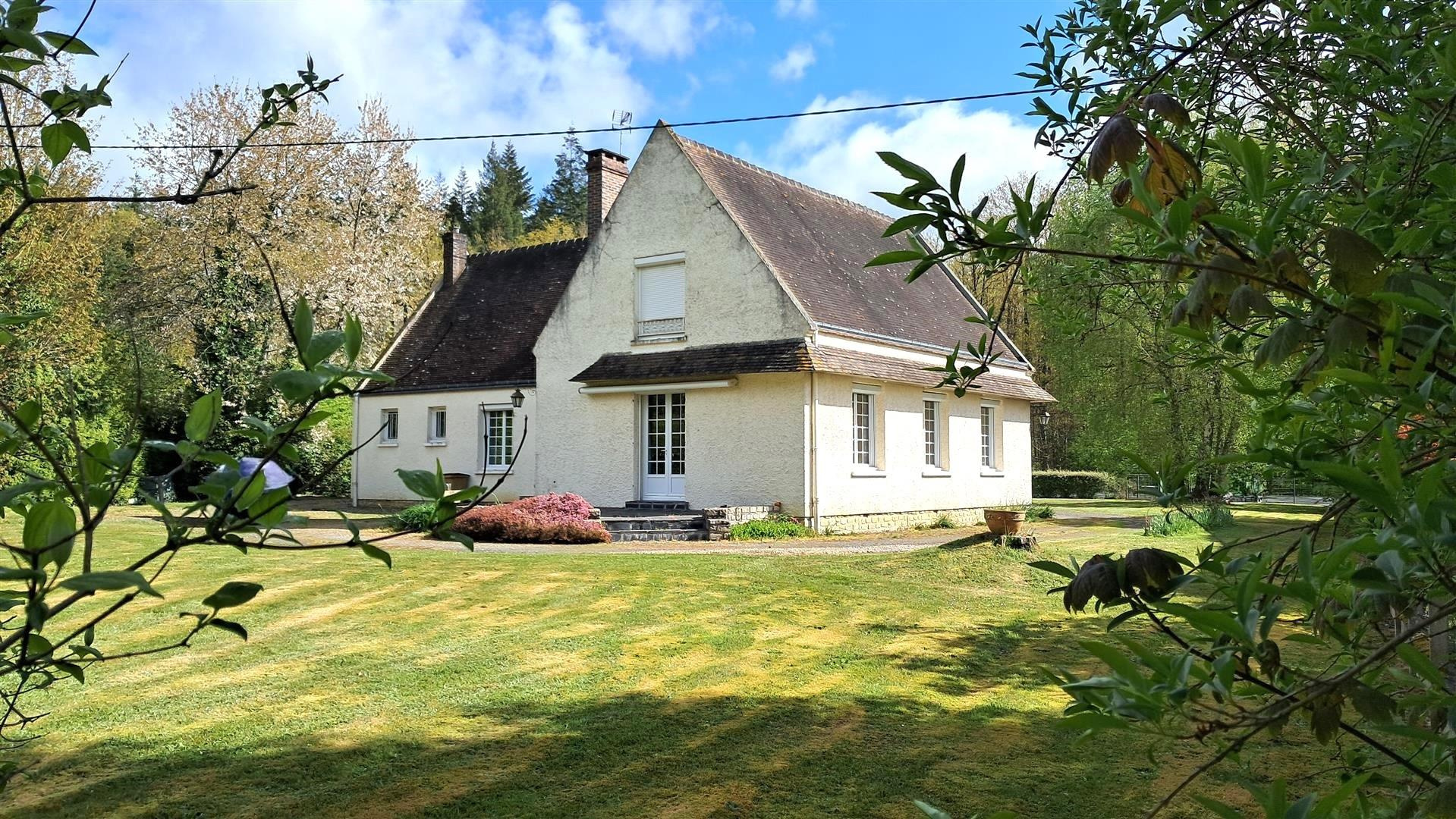 BELLE CONSTRUCTION en TRÈS BON ÉTAT & OFFRANT DE BEAUX VOLUMESSENONCHES