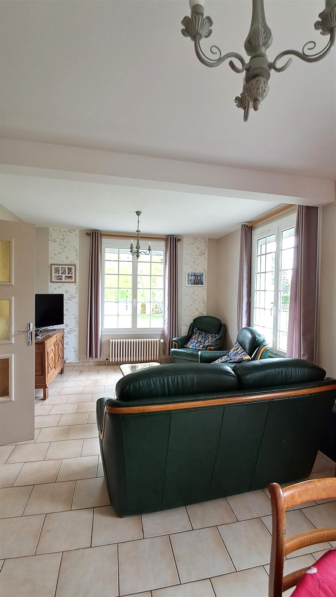 BELLE CONSTRUCTION en TRÈS BON ÉTAT & OFFRANT DE BEAUX VOLUMESSENONCHES