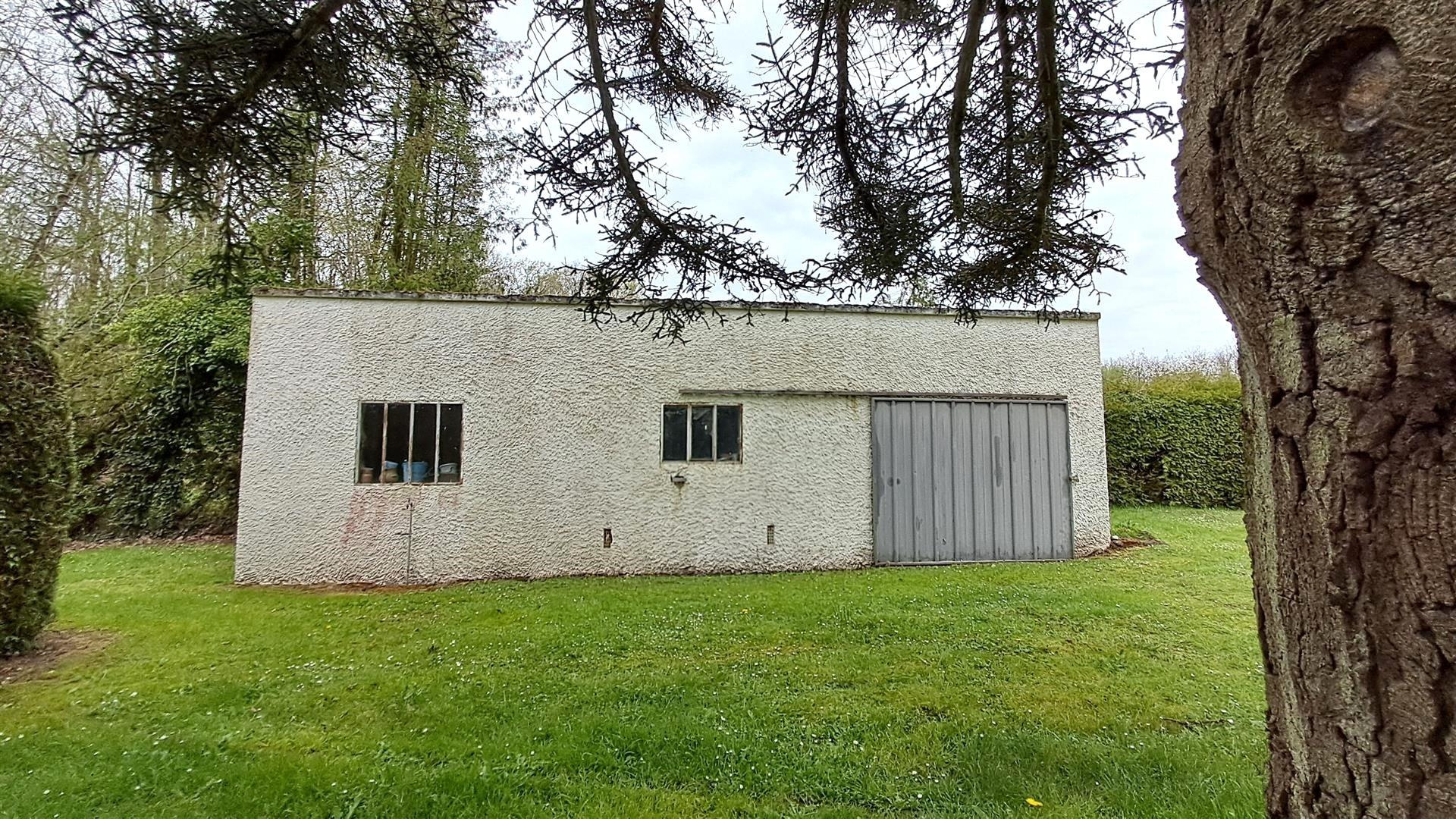 BELLE CONSTRUCTION en TRÈS BON ÉTAT & OFFRANT DE BEAUX VOLUMESSENONCHES