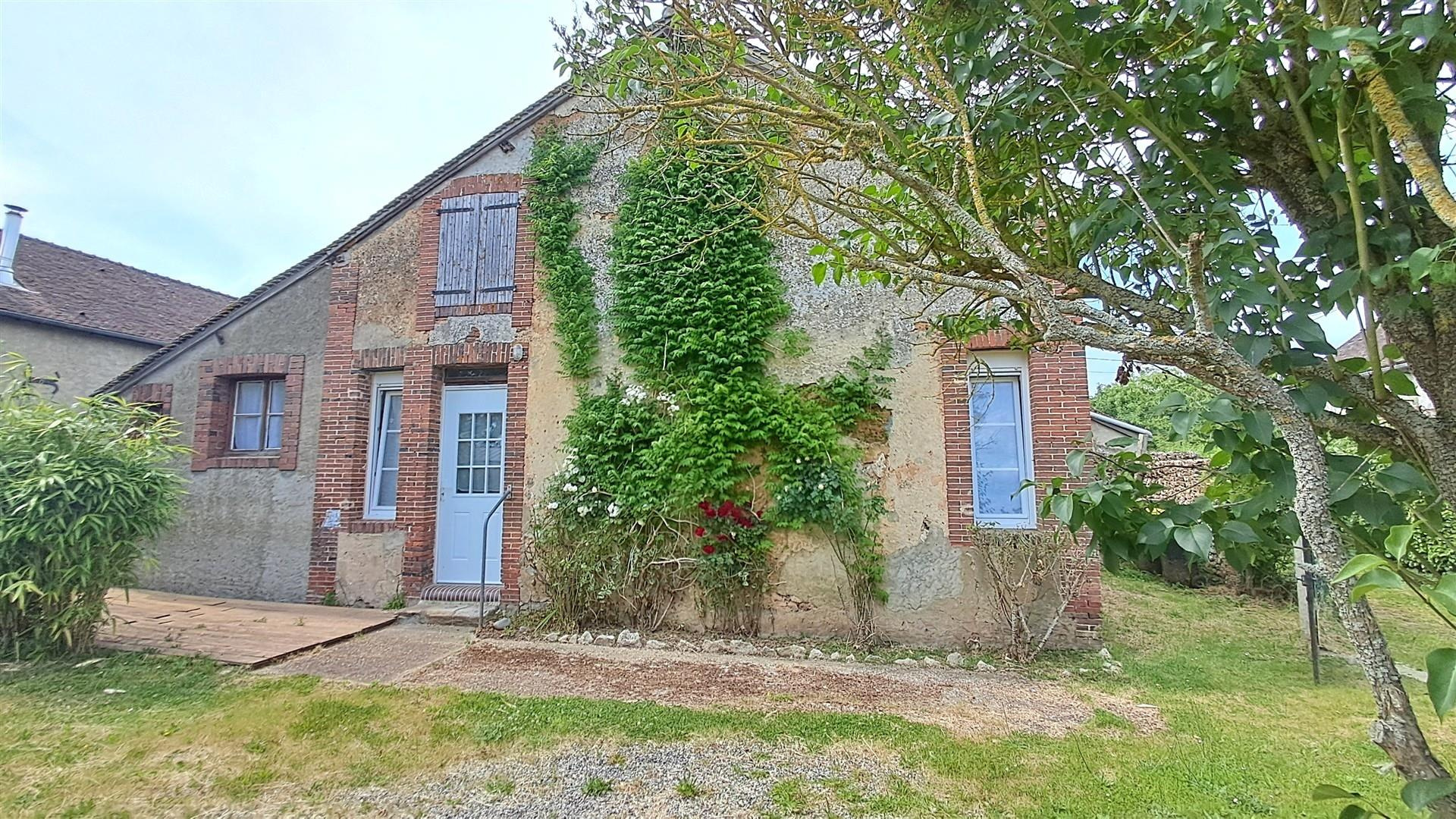 DANS UN PETIT VILLAGE AU CALME ..BREZOLLES