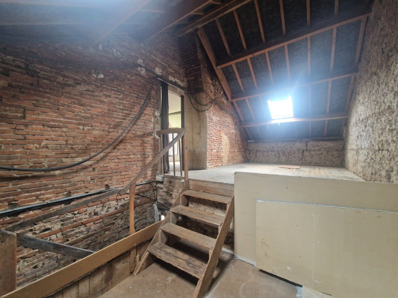 DANS UN PETIT VILLAGE AU CALME ..BREZOLLES