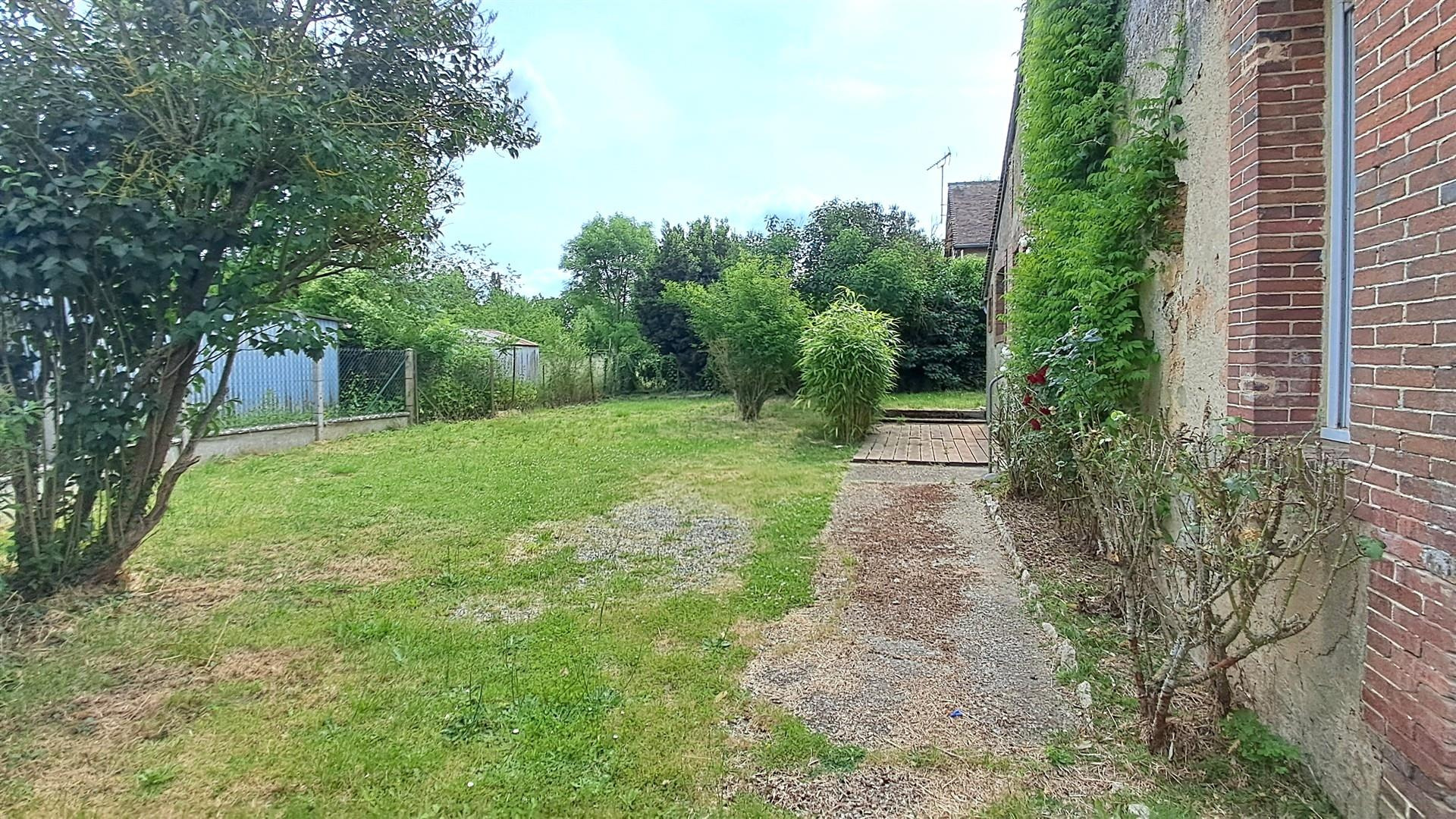 DANS UN PETIT VILLAGE AU CALME ..BREZOLLES