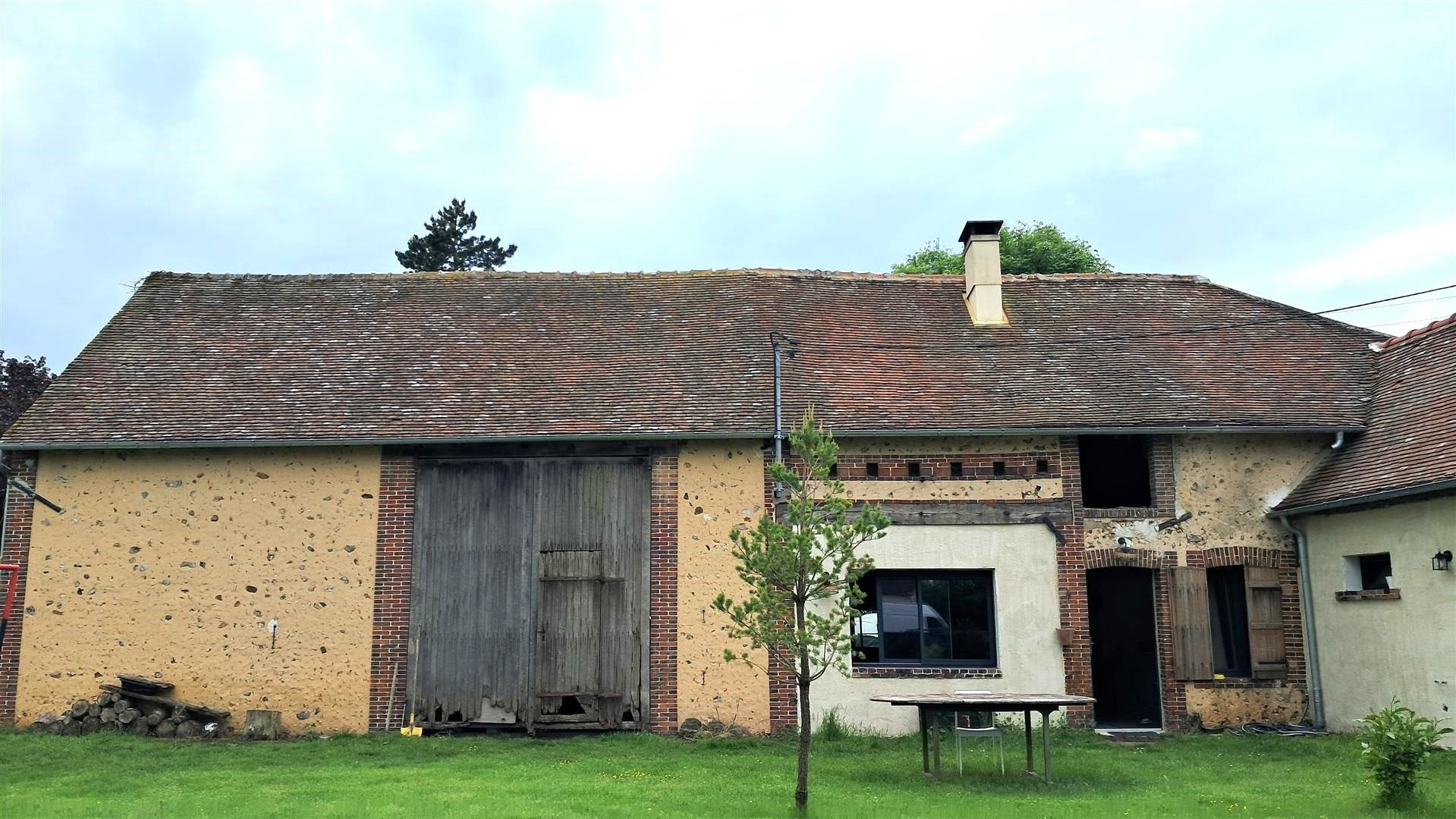 Situé dans un hameau calme, ANCIEN CORPS DE FERME RÉNOVÉ EN PARTIEMAILLEBOIS