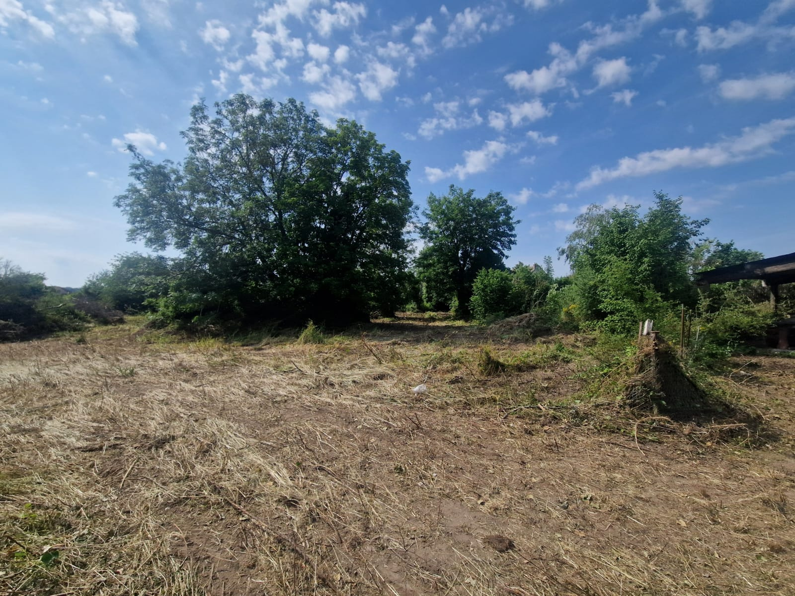 EXCEPTIONNEL & EN PLEIN COEUR DE VILLE !! TERRAIN À BATIR d'une superficie approximative de 3 800 m2 environ aBREZOLLES