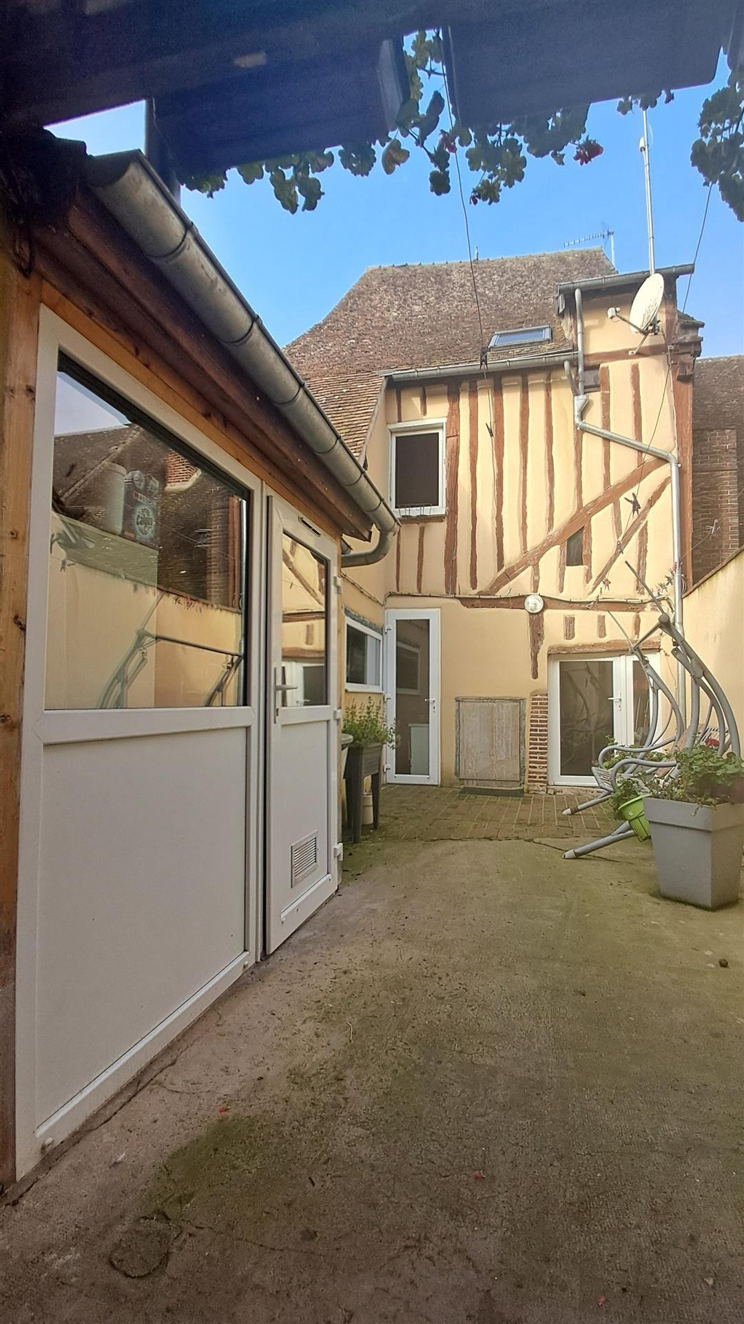EN PLEIN COEUR DE VILLE, LOCAL COMMERCIALBREZOLLES
