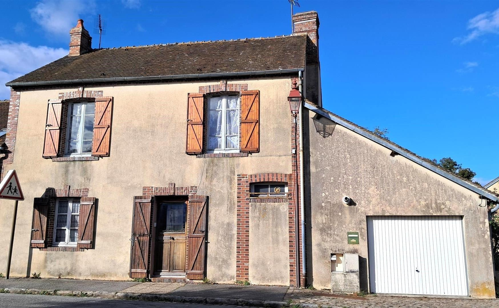 MAISON DE VILLE À RAFRAICHIR ENTIÈREMENT donnant VUE SUR LE CHÂTEAU comprenant : Au RDCH : Coin cuisine, espacLA FERTÃ‰ VIDAME