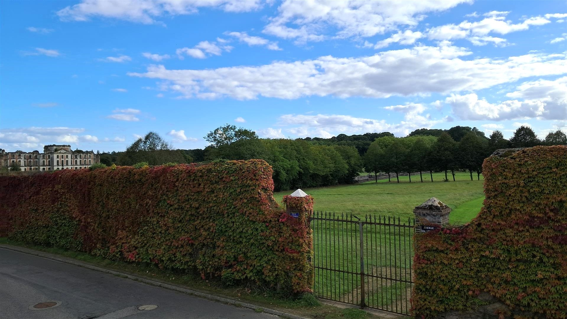 MAISON DE VILLE À RAFRAICHIR ENTIÈREMENT donnant VUE SUR LE CHÂTEAU comprenant : Au RDCH : Coin cuisine, espacLA FERTÃ‰ VIDAME
