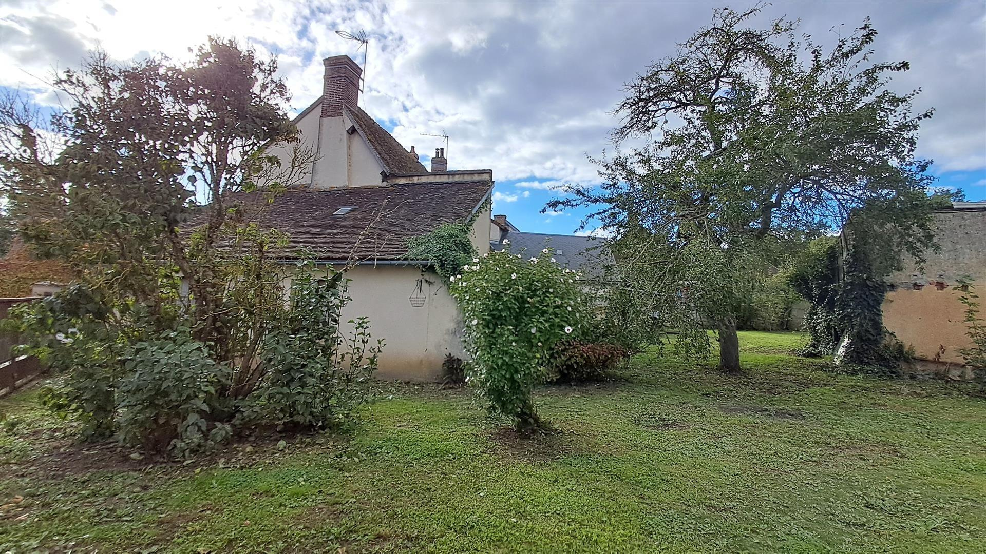 MAISON DE VILLE À RAFRAICHIR ENTIÈREMENT donnant VUE SUR LE CHÂTEAU comprenant : Au RDCH : Coin cuisine, espacLA Ferté VIDAME