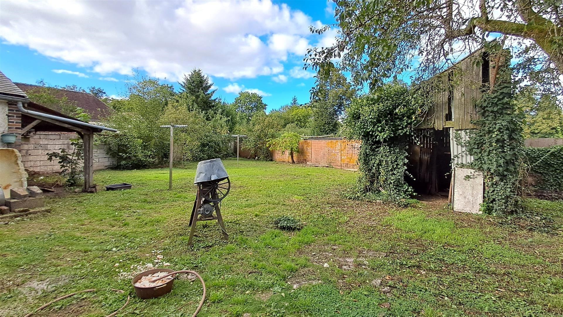 MAISON DE VILLE À RAFRAICHIR ENTIÈREMENT donnant VUE SUR LE CHÂTEAU comprenant : Au RDCH : Coin cuisine, espacLA Ferté VIDAME