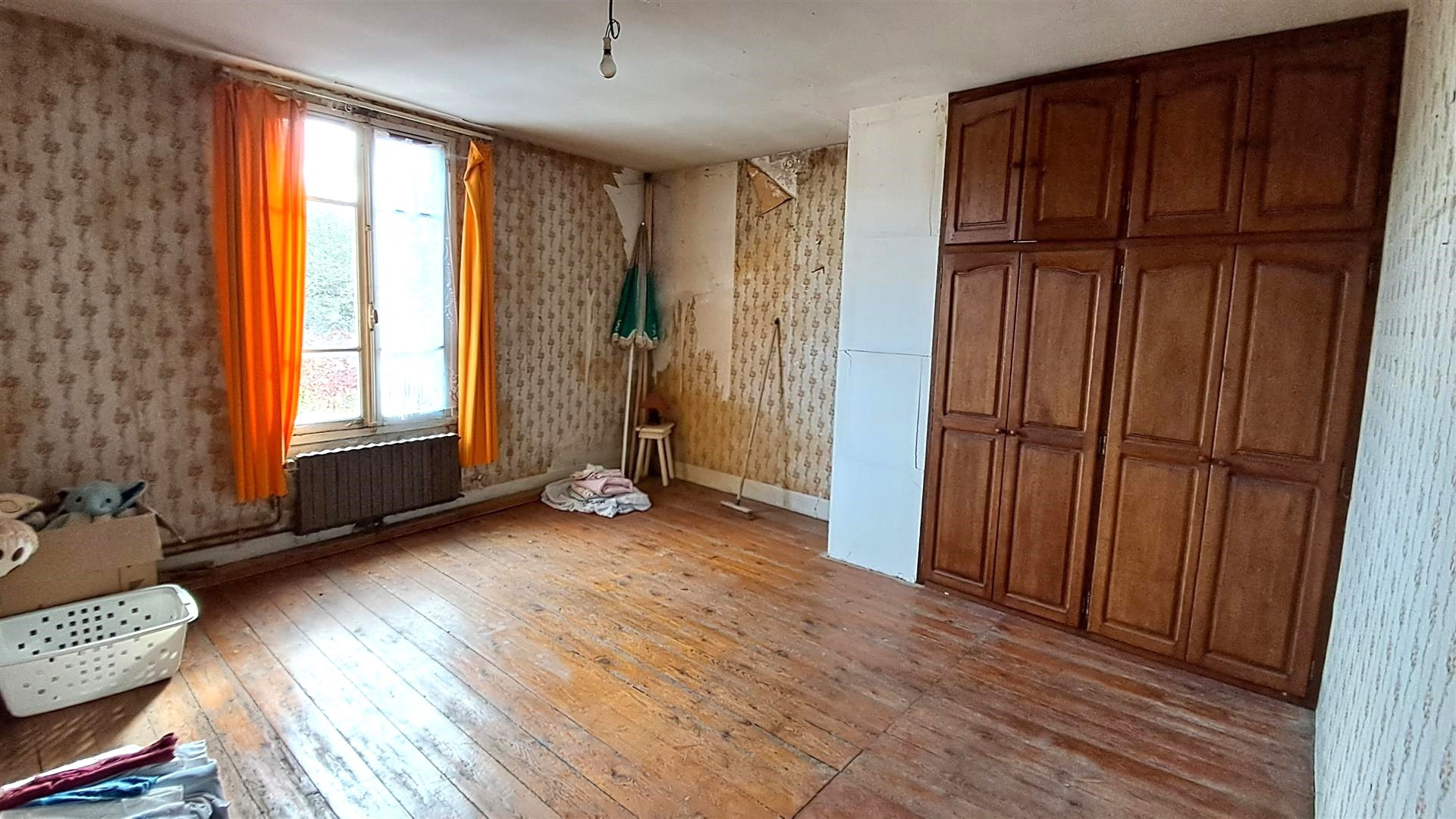 MAISON DE VILLE À RAFRAICHIR ENTIÈREMENT donnant VUE SUR LE CHÂTEAU comprenant : Au RDCH : Coin cuisine, espacLA Ferté VIDAME