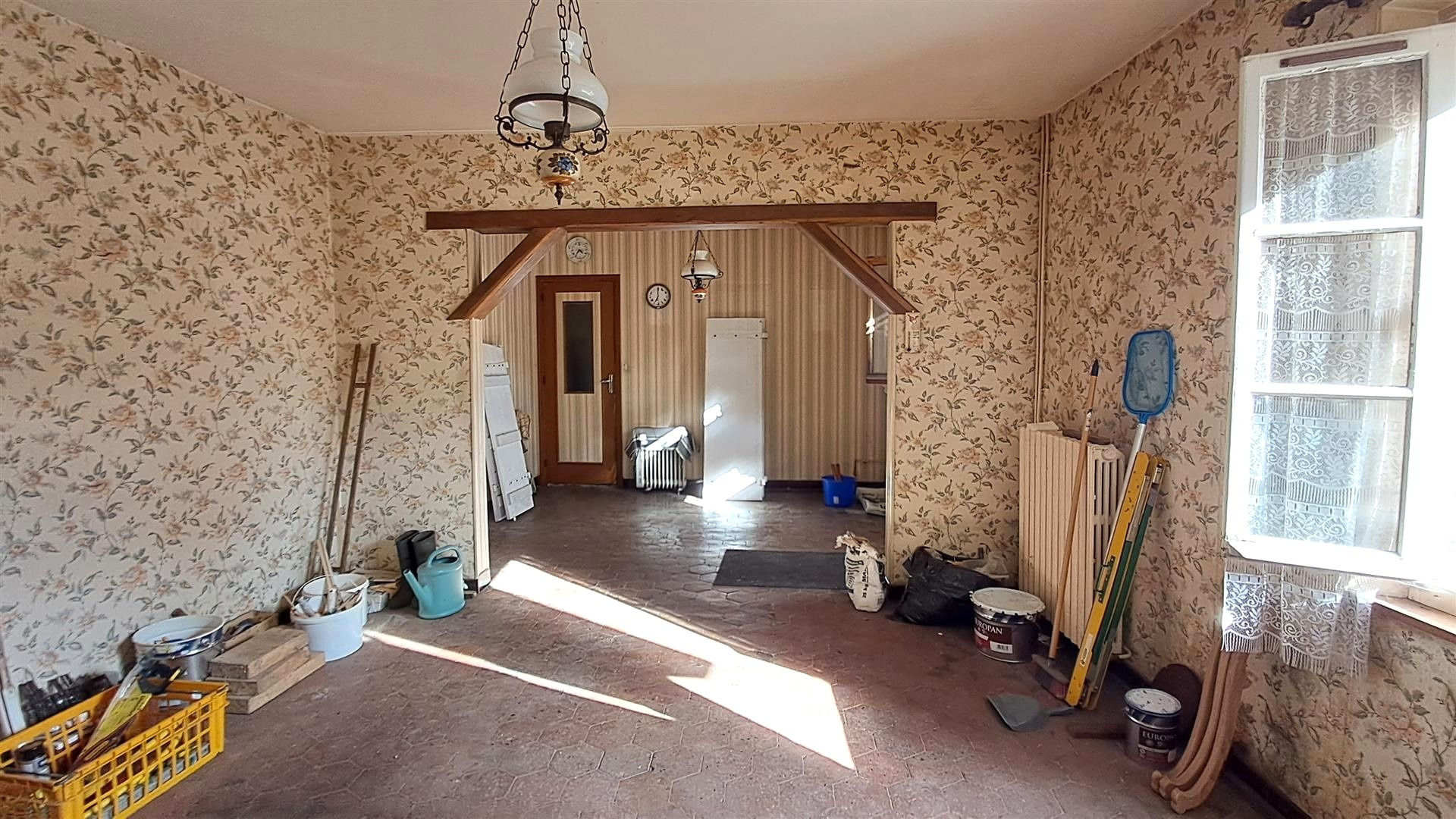 MAISON DE VILLE À RAFRAICHIR ENTIÈREMENT donnant VUE SUR LE CHÂTEAU comprenant : Au RDCH : Coin cuisine, espacLA Ferté VIDAME