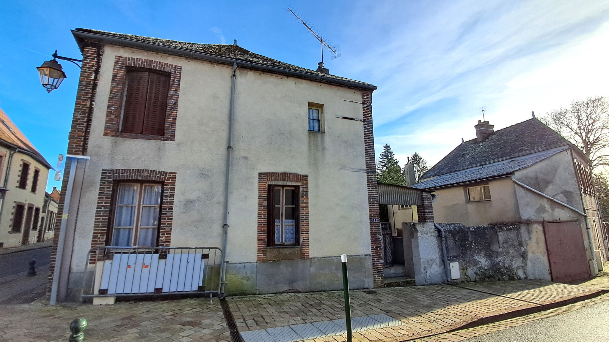 MAISON ANCIENNE A RESTAURER située EN PLEIN COEUR DE VILLE décomposée de la manière suivante : RDC : ancienneSENONCHES
