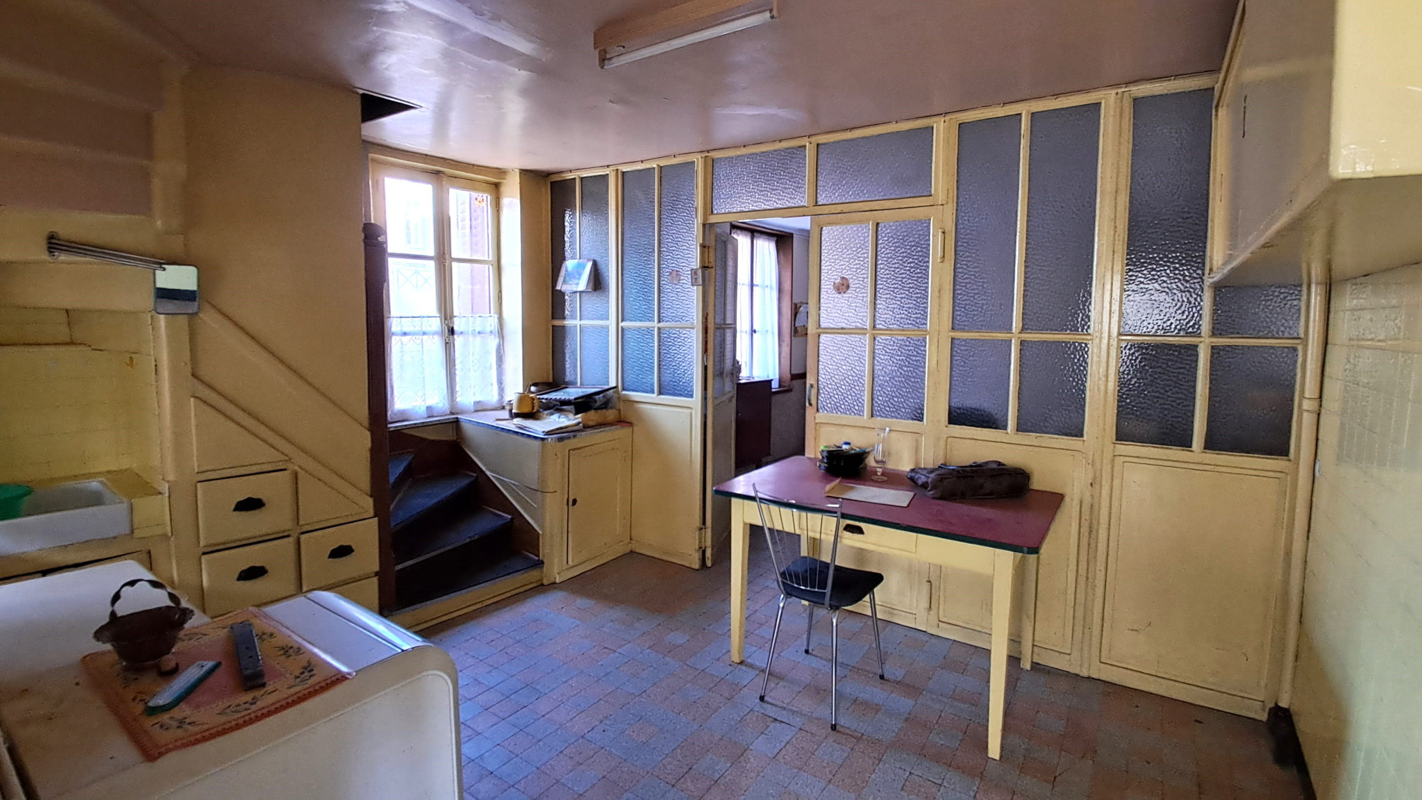 MAISON ANCIENNE A RESTAURER située EN PLEIN COEUR DE VILLE décomposée de la manière suivante : RDC : ancienneSENONCHES