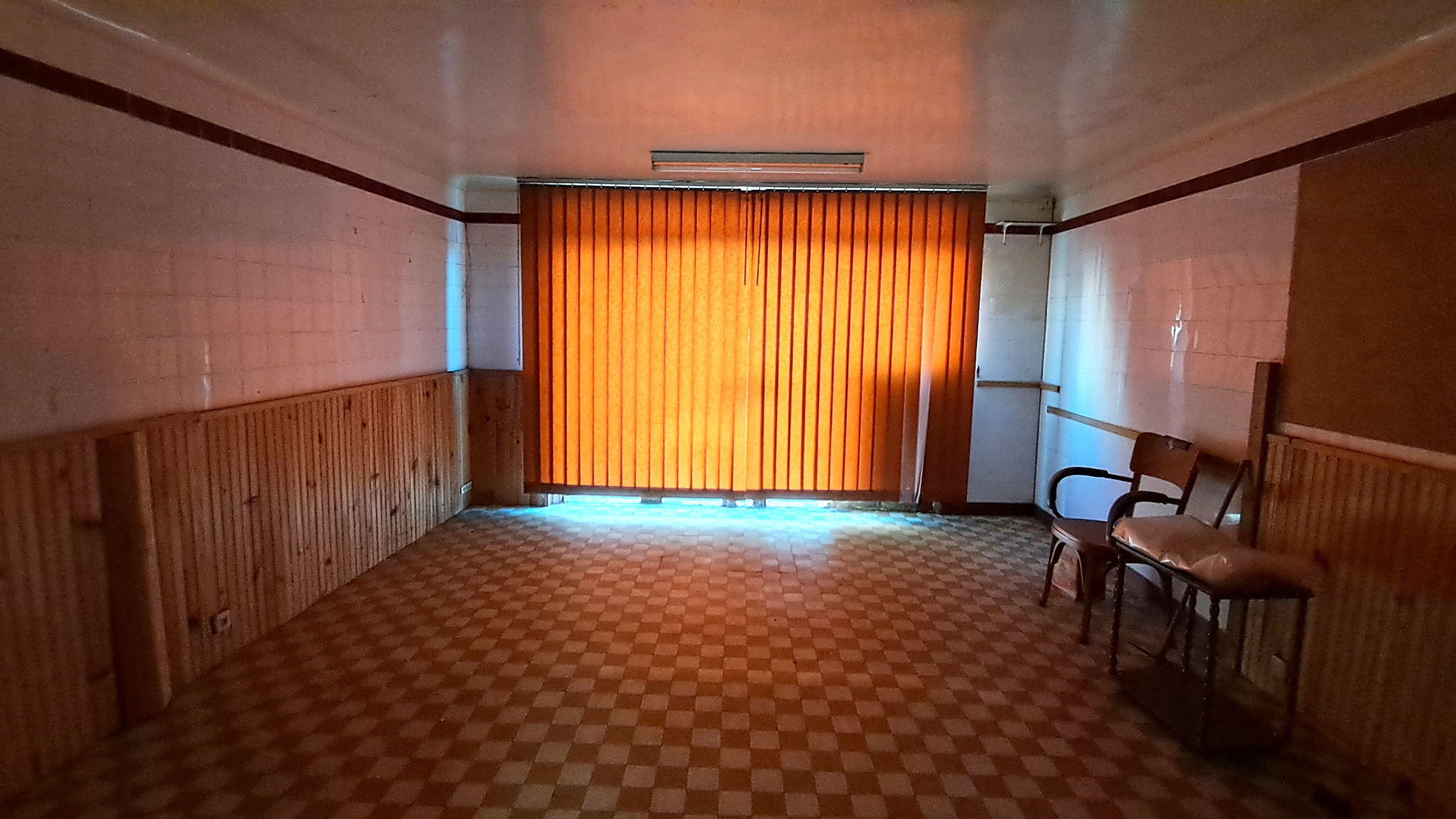 MAISON ANCIENNE A RESTAURER située EN PLEIN COEUR DE VILLE décomposée de la manière suivante : RDC : ancienneSENONCHES