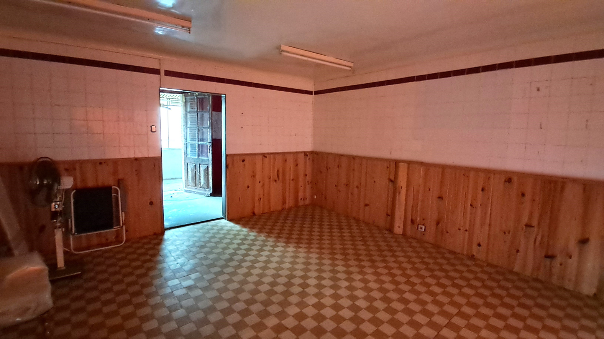 MAISON ANCIENNE A RESTAURER située EN PLEIN COEUR DE VILLE décomposée de la manière suivante : RDC : ancienneSENONCHES