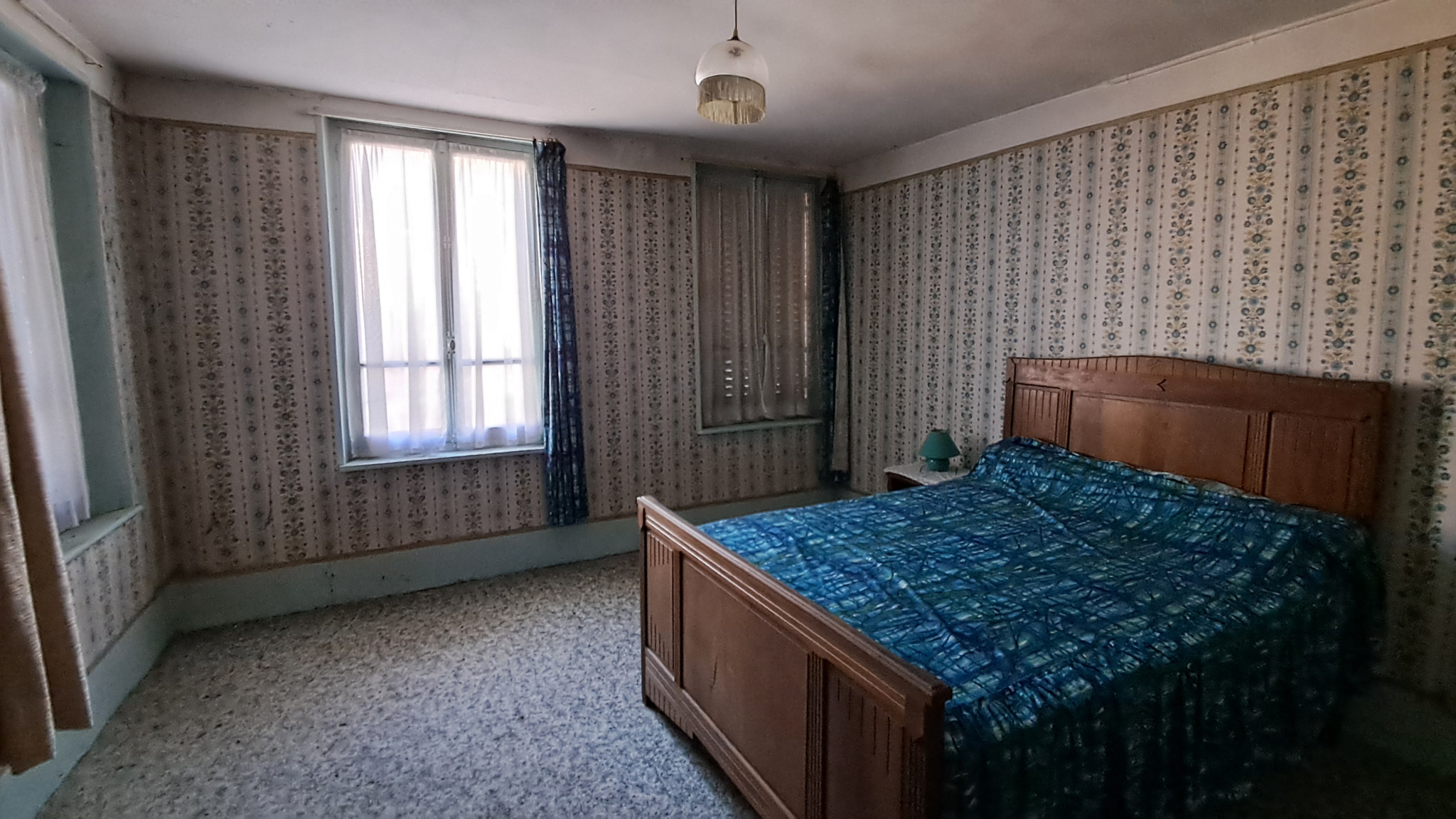 MAISON ANCIENNE A RESTAURER située EN PLEIN COEUR DE VILLE décomposée de la manière suivante : RDC : ancienneSENONCHES