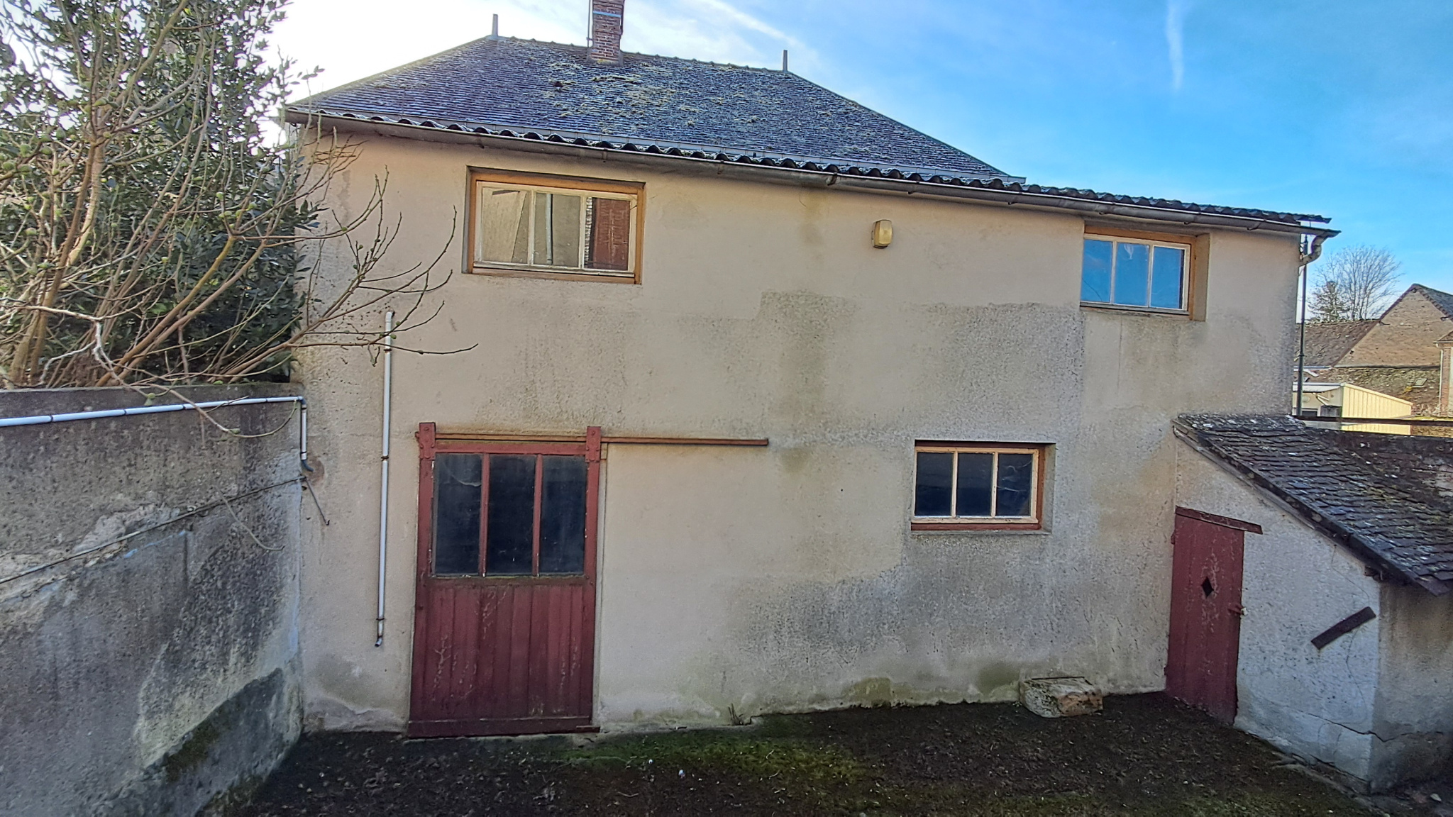 MAISON ANCIENNE A RESTAURER située EN PLEIN COEUR DE VILLE décomposée de la manière suivante : RDC : ancienneSENONCHES