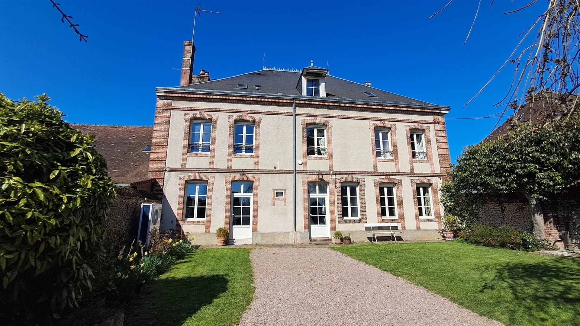 Vous apprécierez CETTE MAGNIFIQUE PROPRIÉTÉ du XIXème siècle ENTIÈREMENT RENOVÉE avec des MATÉRIAUX de QUALITÉLA FERTÃ‰ VIDAME