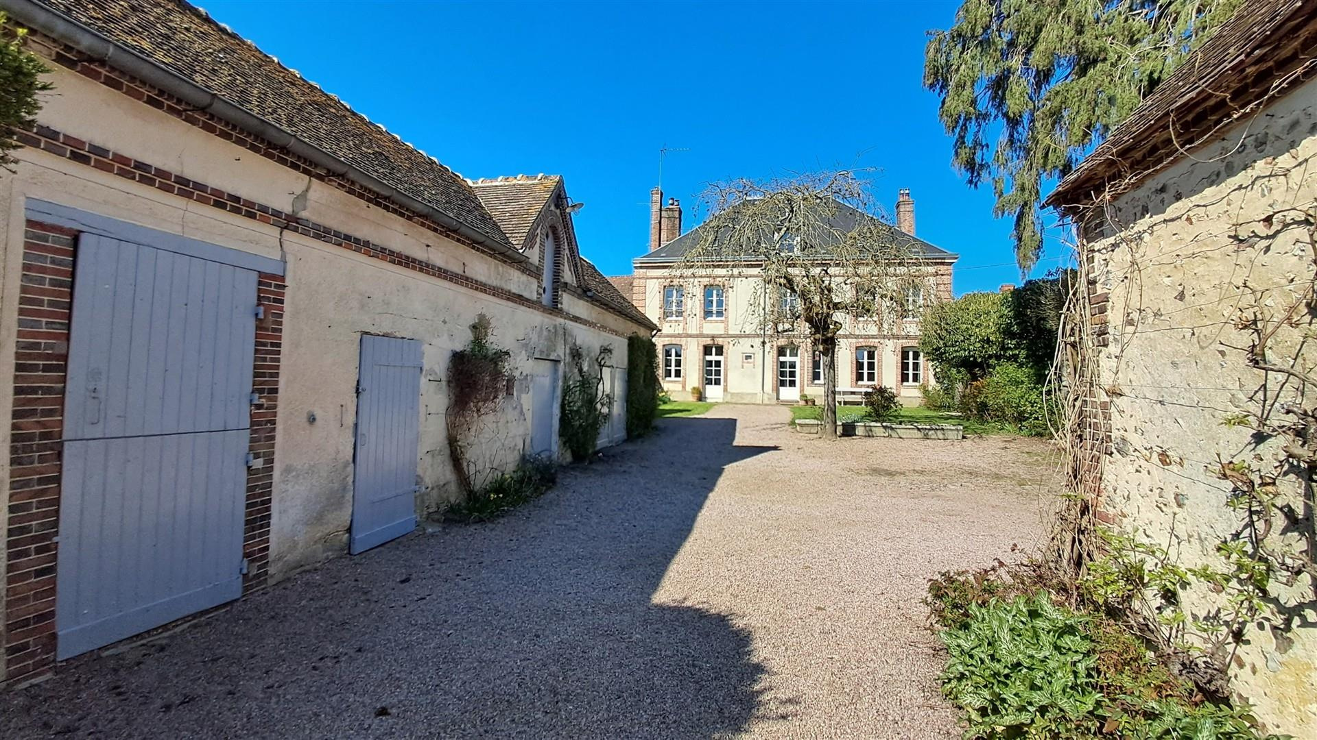 Vous apprécierez CETTE MAGNIFIQUE PROPRIÉTÉ du XIXème siècle ENTIÈREMENT RENOVÉE avec des MATÉRIAUX de QUALITÉLA FERTÃ‰ VIDAME