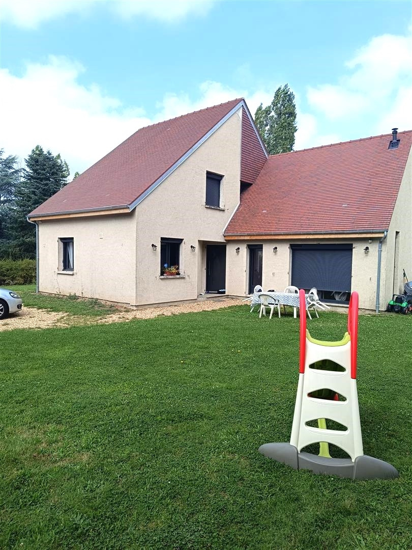Dans un environnement calme, MAISON TRADITIONNELLE ENTIÈREMENT RÉNOVÉESENONCHES