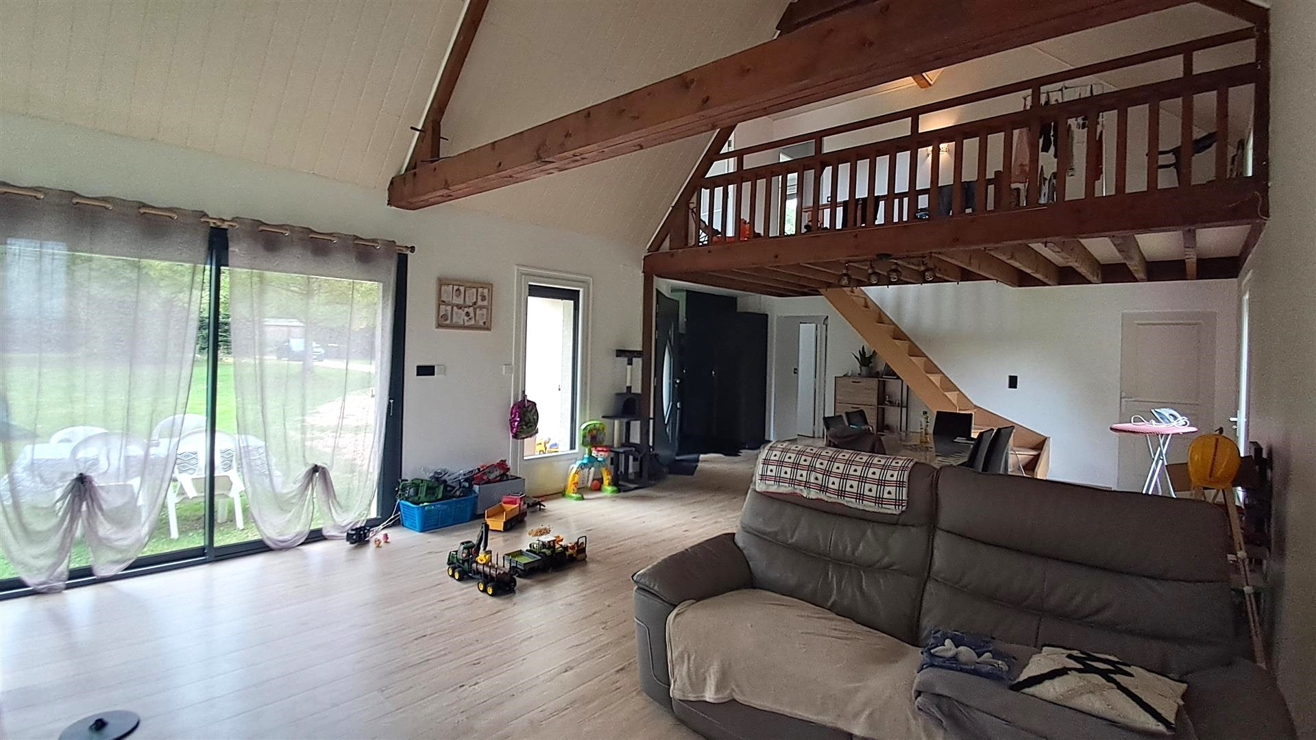 Dans un environnement calme, MAISON TRADITIONNELLE ENTIÈREMENT RÉNOVÉESENONCHES